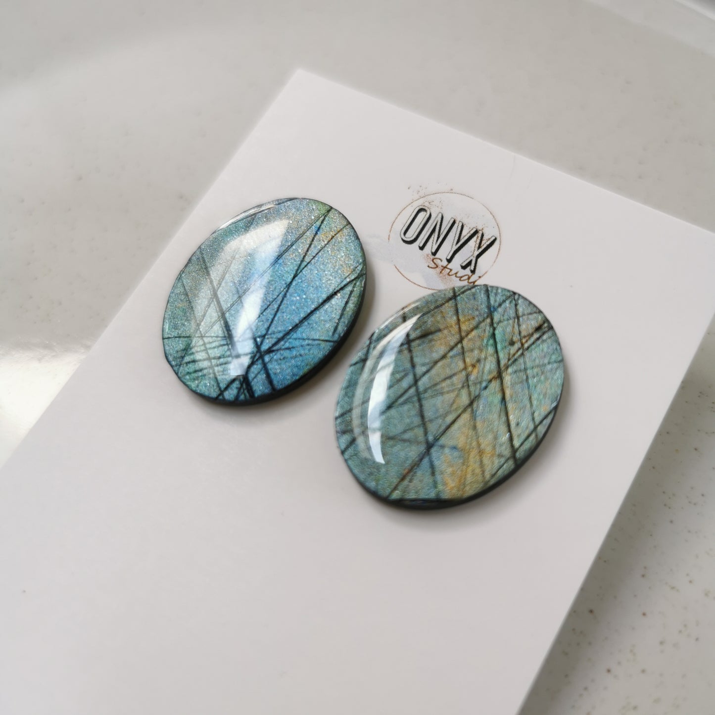 labrodoriet oval stud.