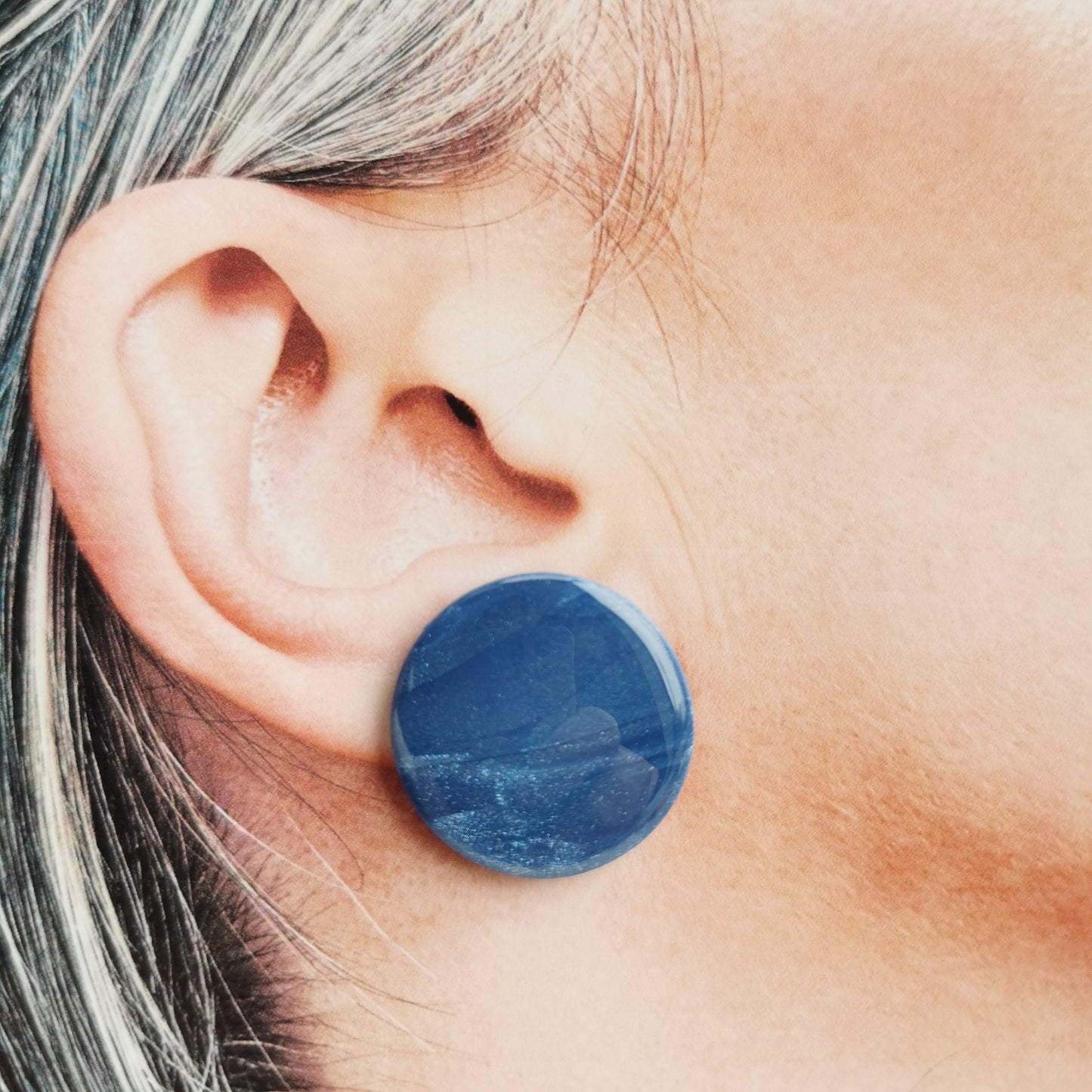 Blue shimmer maxistud