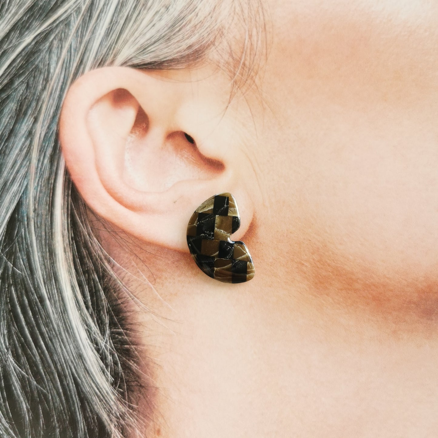 Tortoise checkered stud