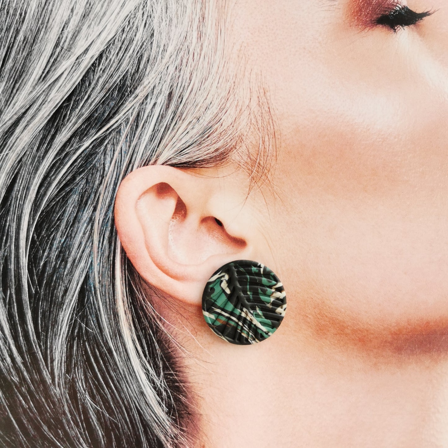 'Jungle' embossed maxistud