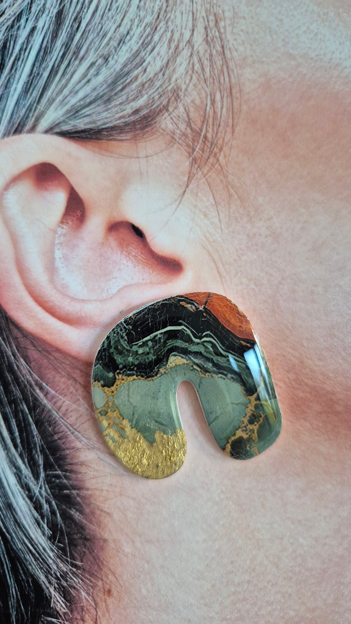 Bold arch statement stud