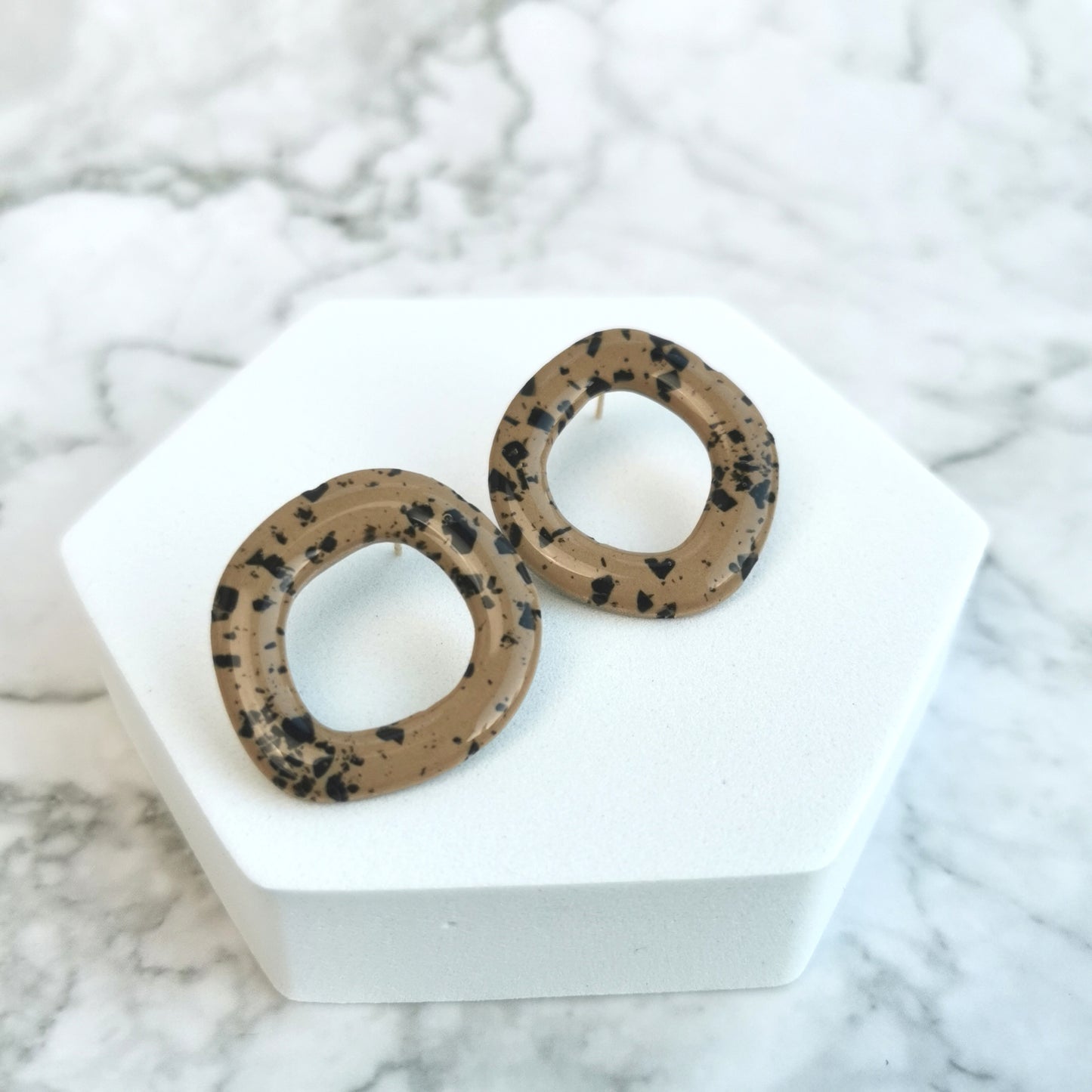 Speckled organic maxi stud.