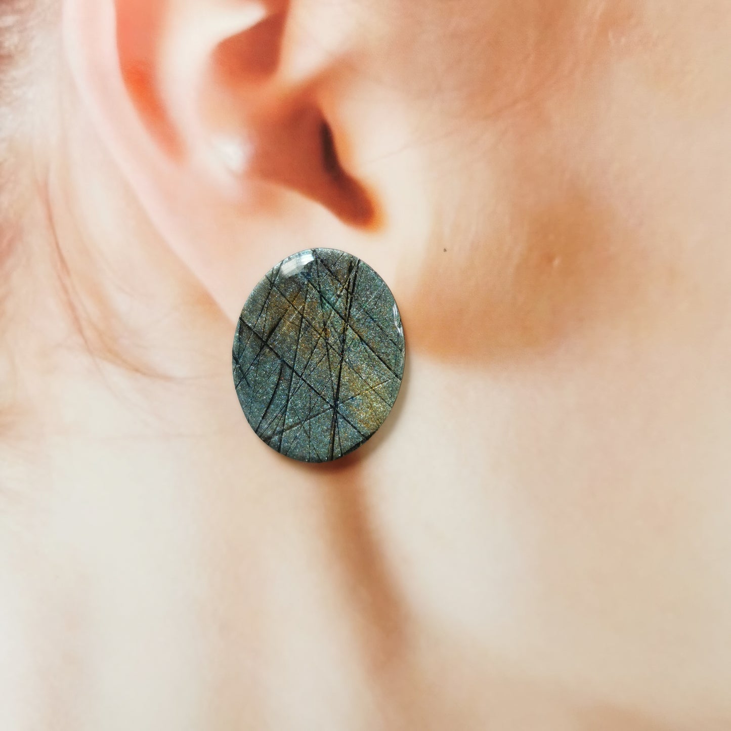 labrodoriet oval stud.