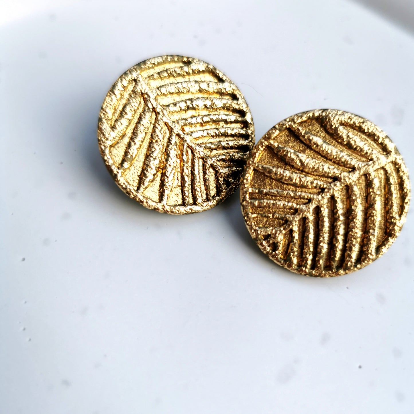 'Jungle' embossed maxistud