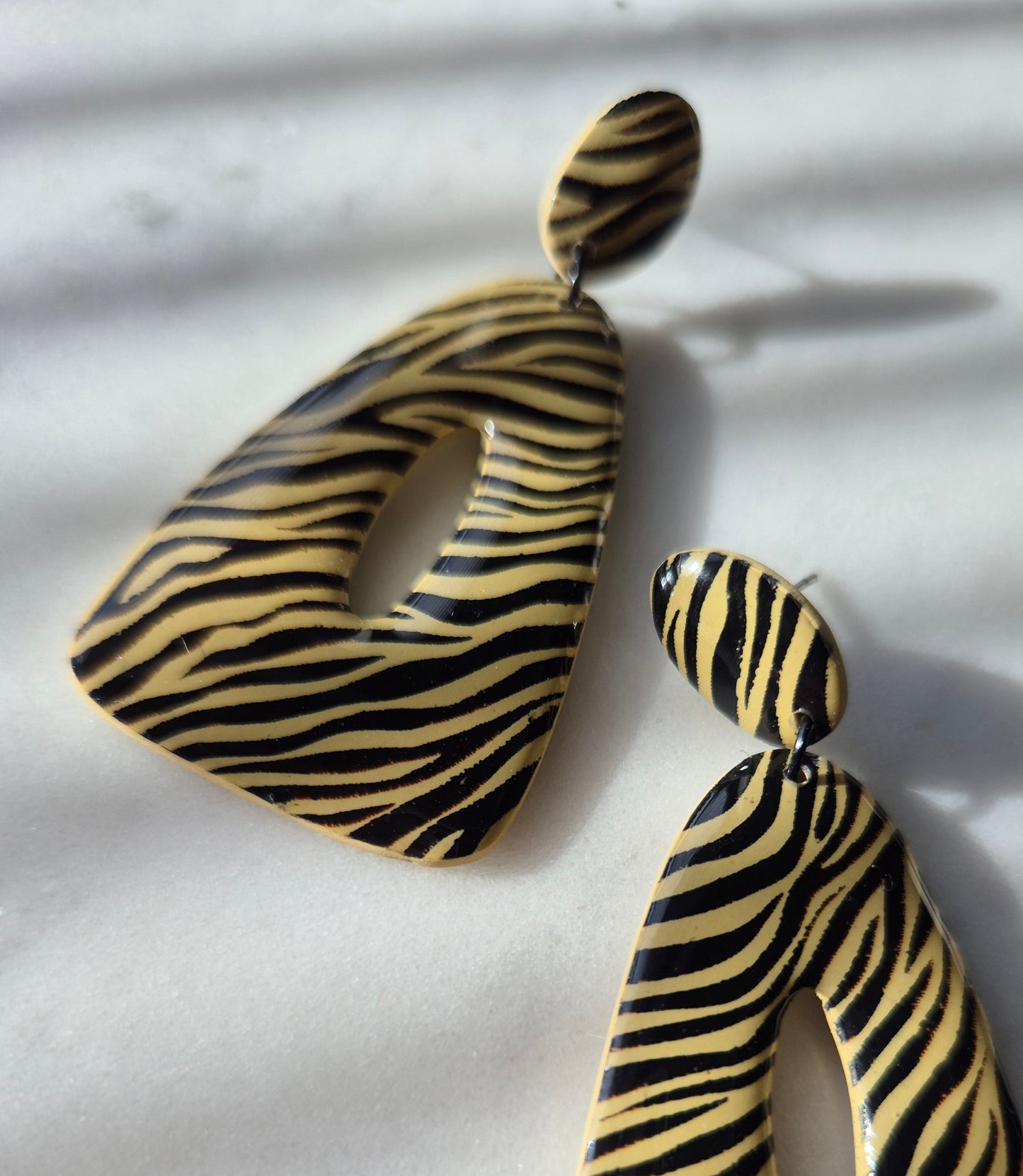 ´Zebra´ statement hanger