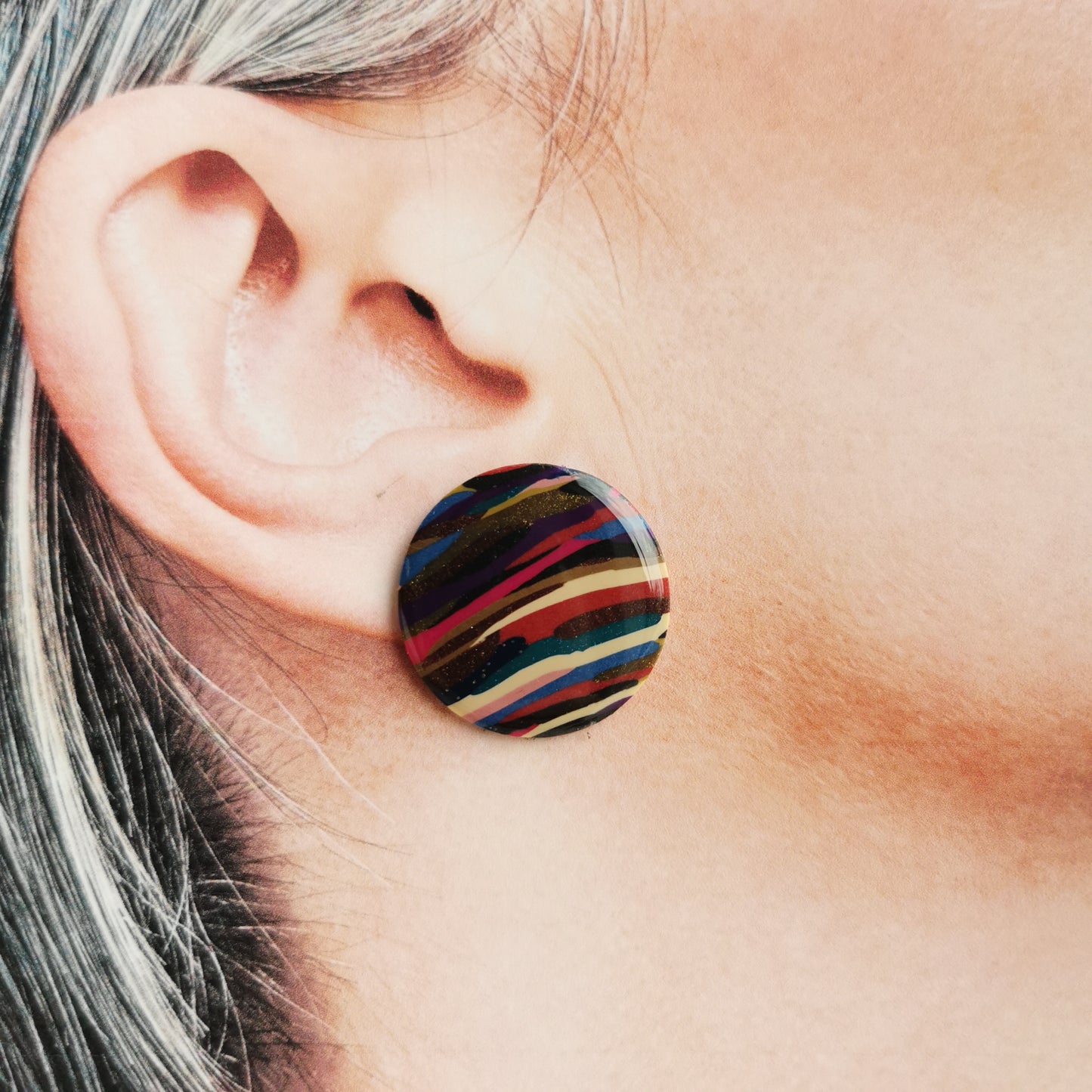 Swirl striped stud