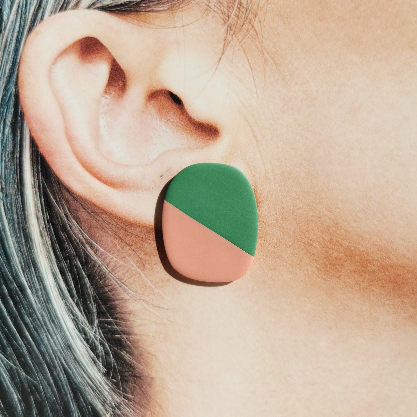 Two-tone colour stud