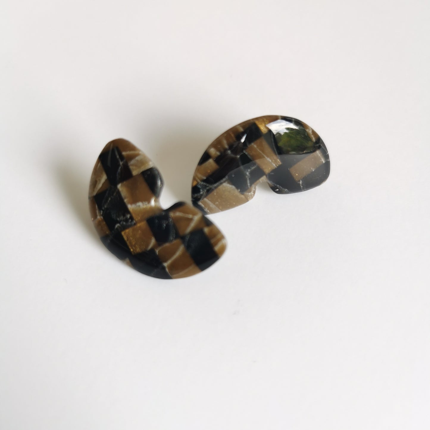 Tortoise checkered stud