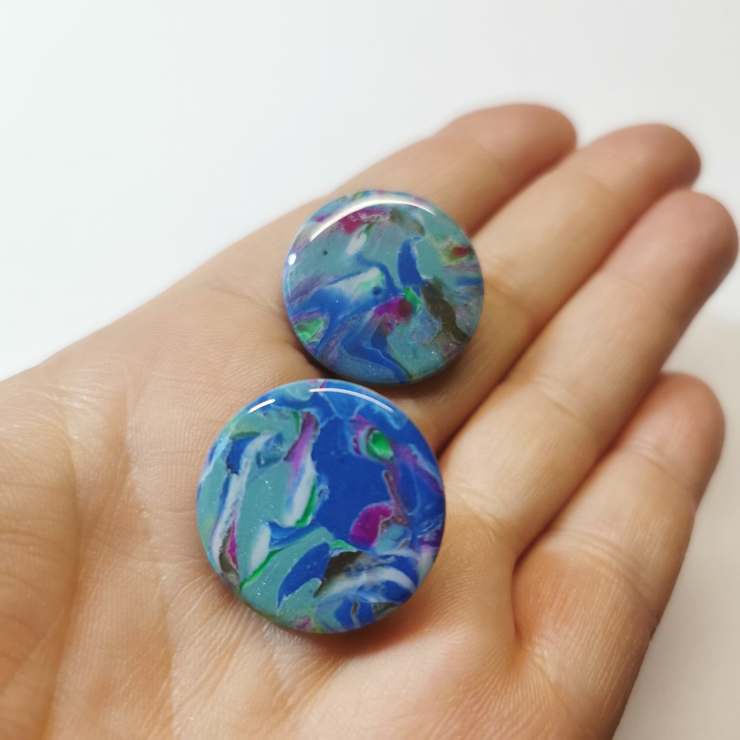 Multicolour pebble stud.