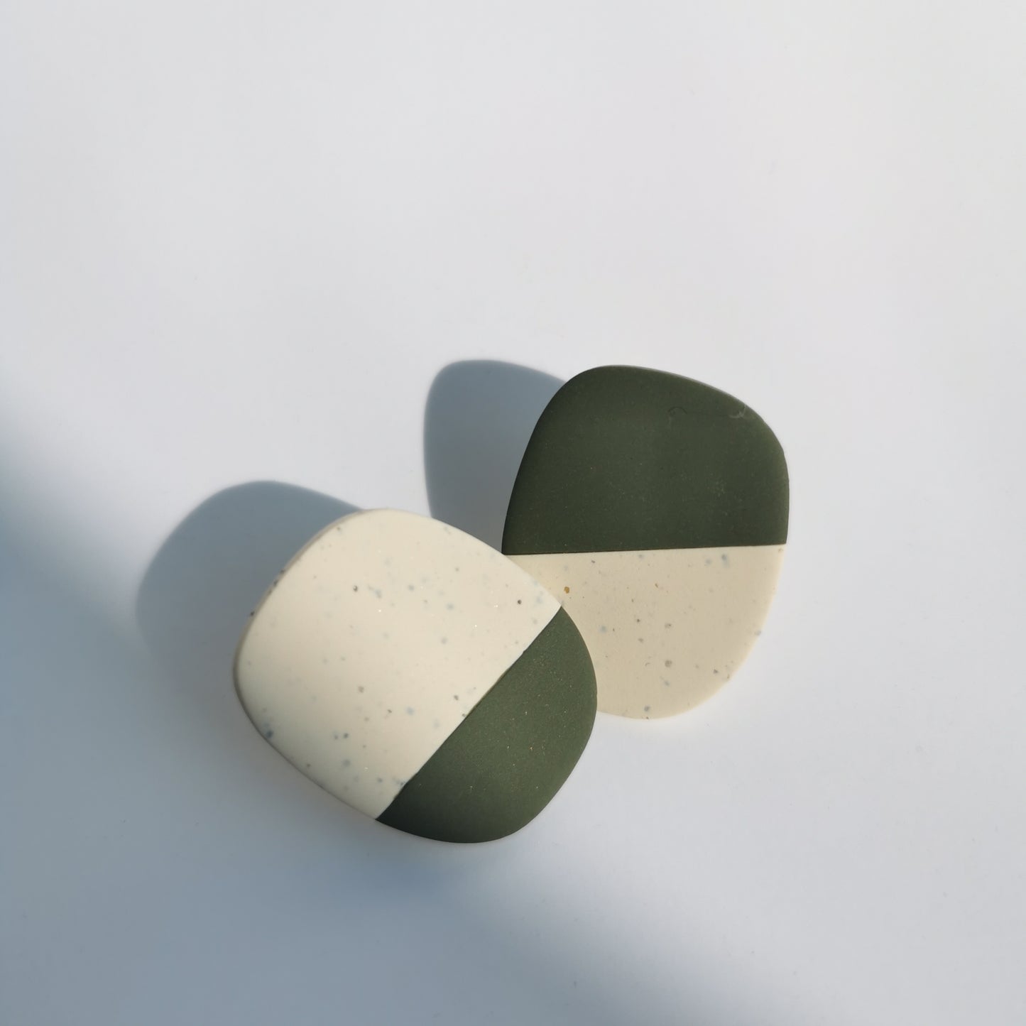 Two-tone colour stud