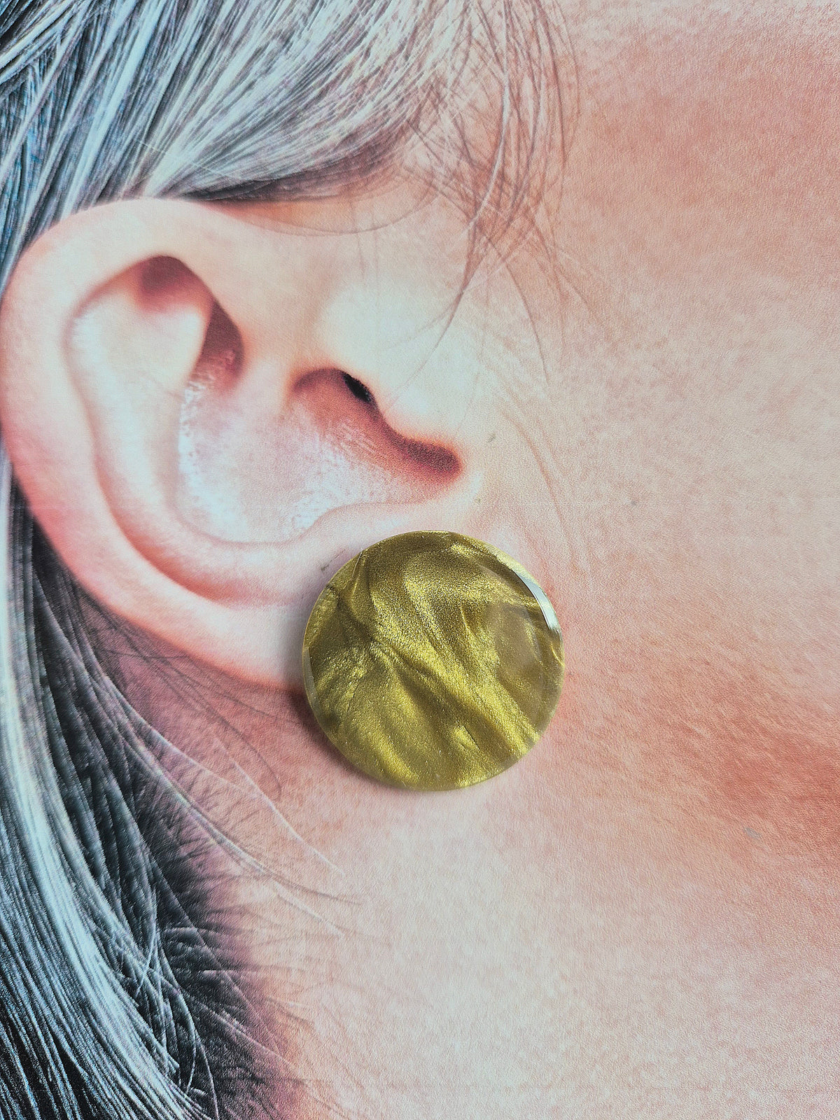 Gold swirl stud