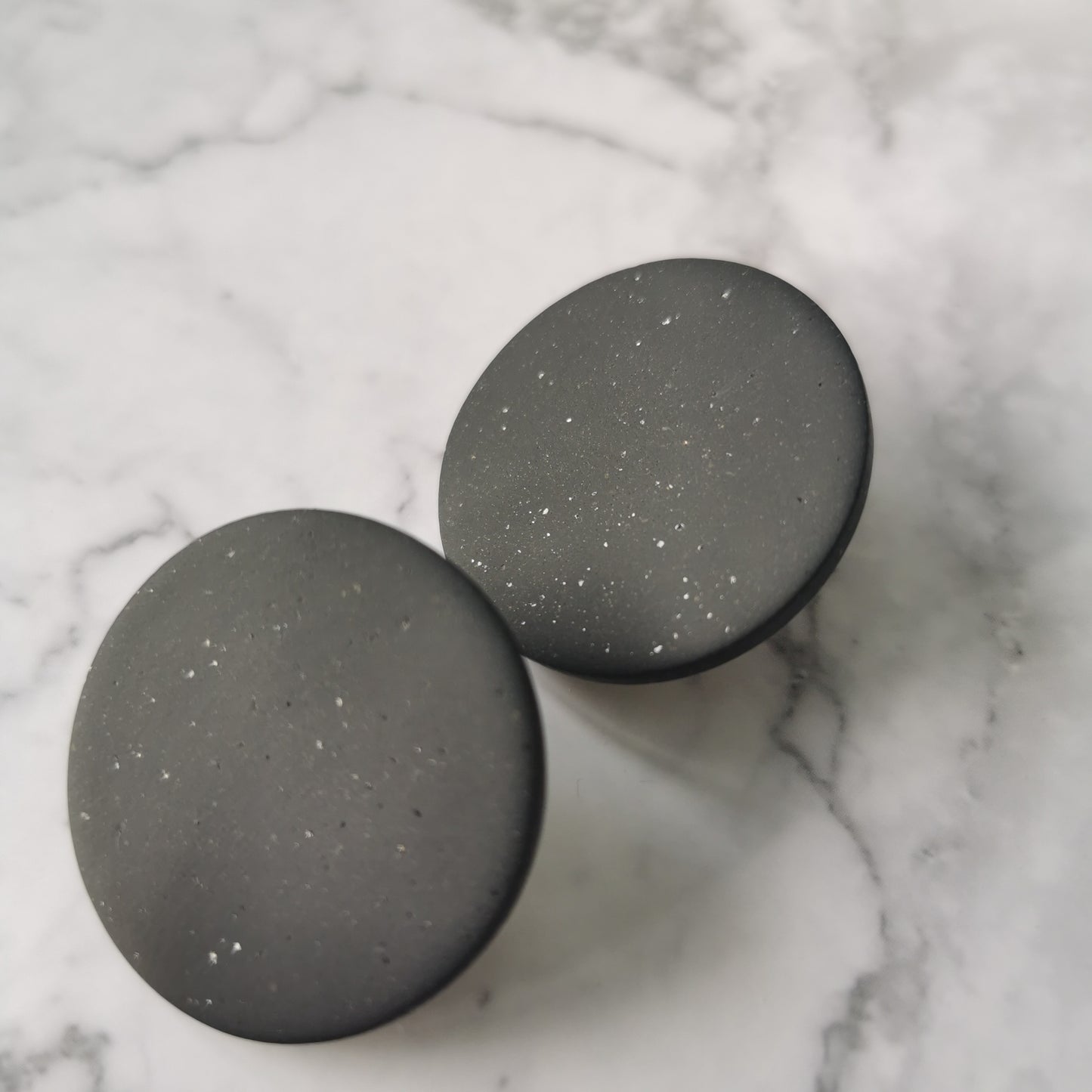 Black granit maxi stud