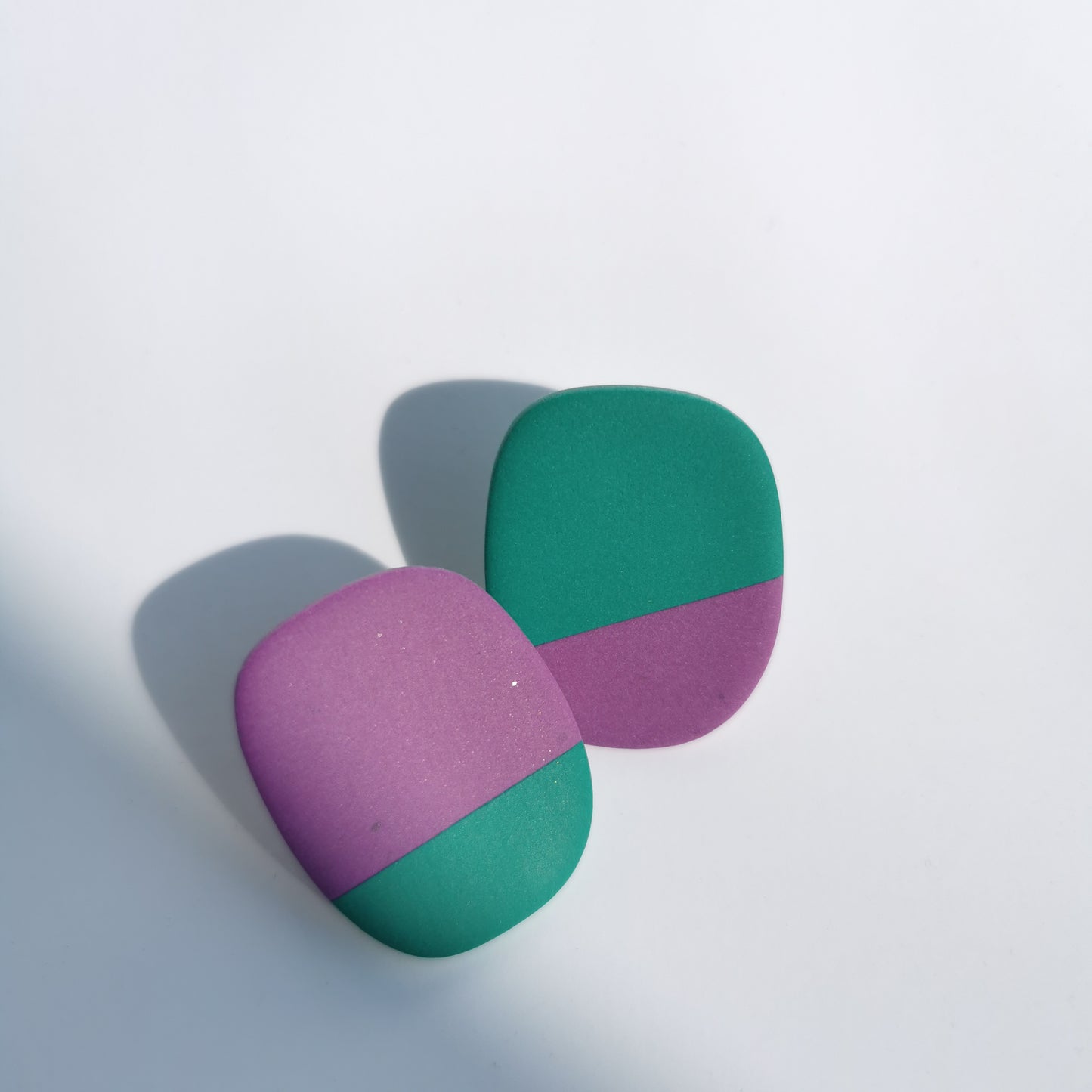 Two-tone colour stud