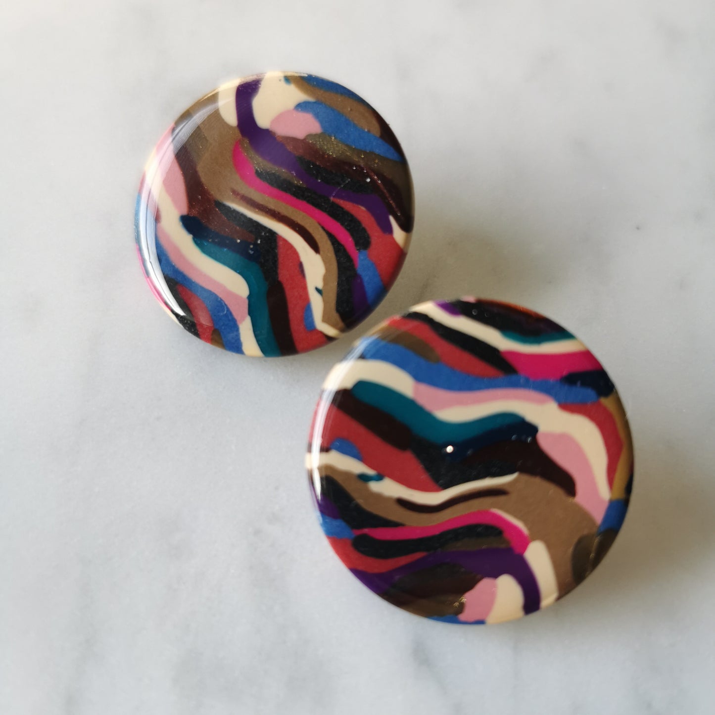 Swirl striped stud