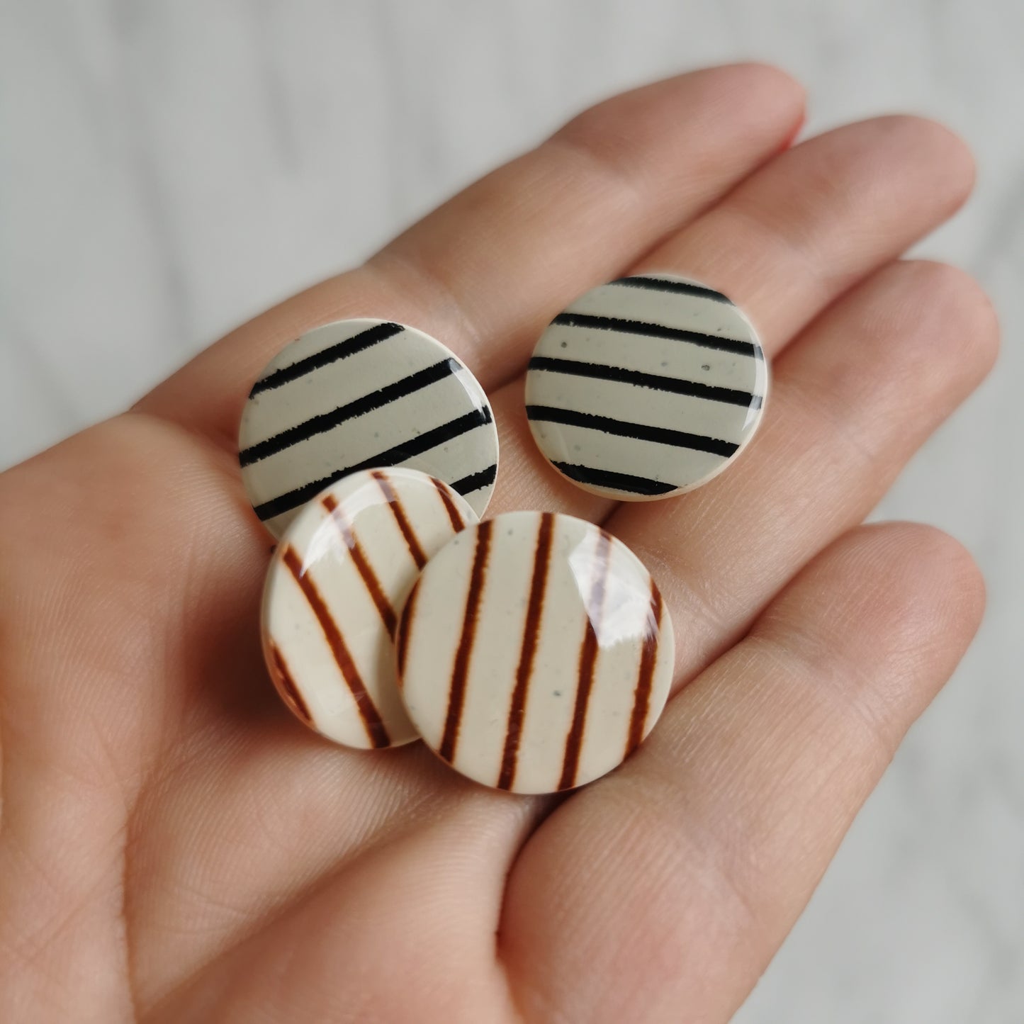 STRIPED simple stud