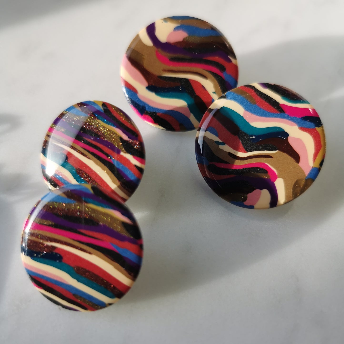 Swirl striped stud