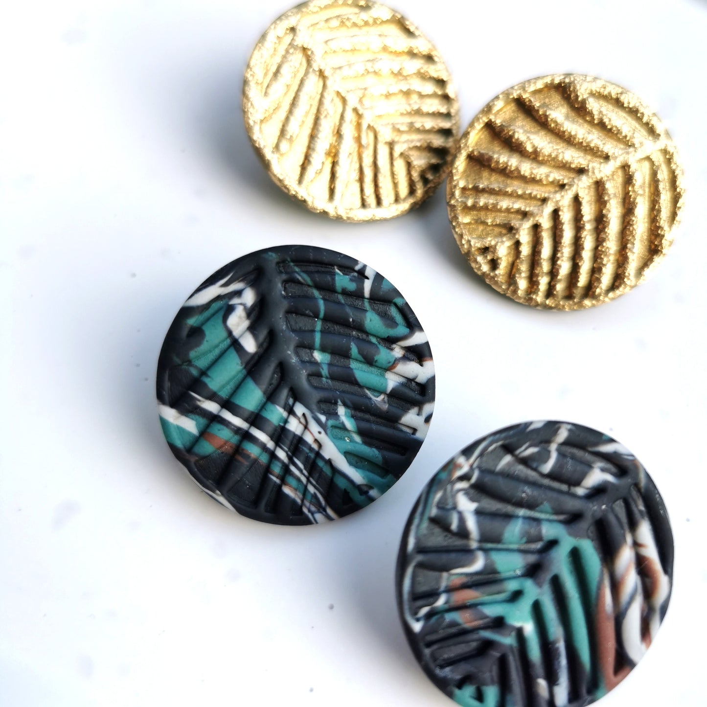 'Jungle' embossed maxistud