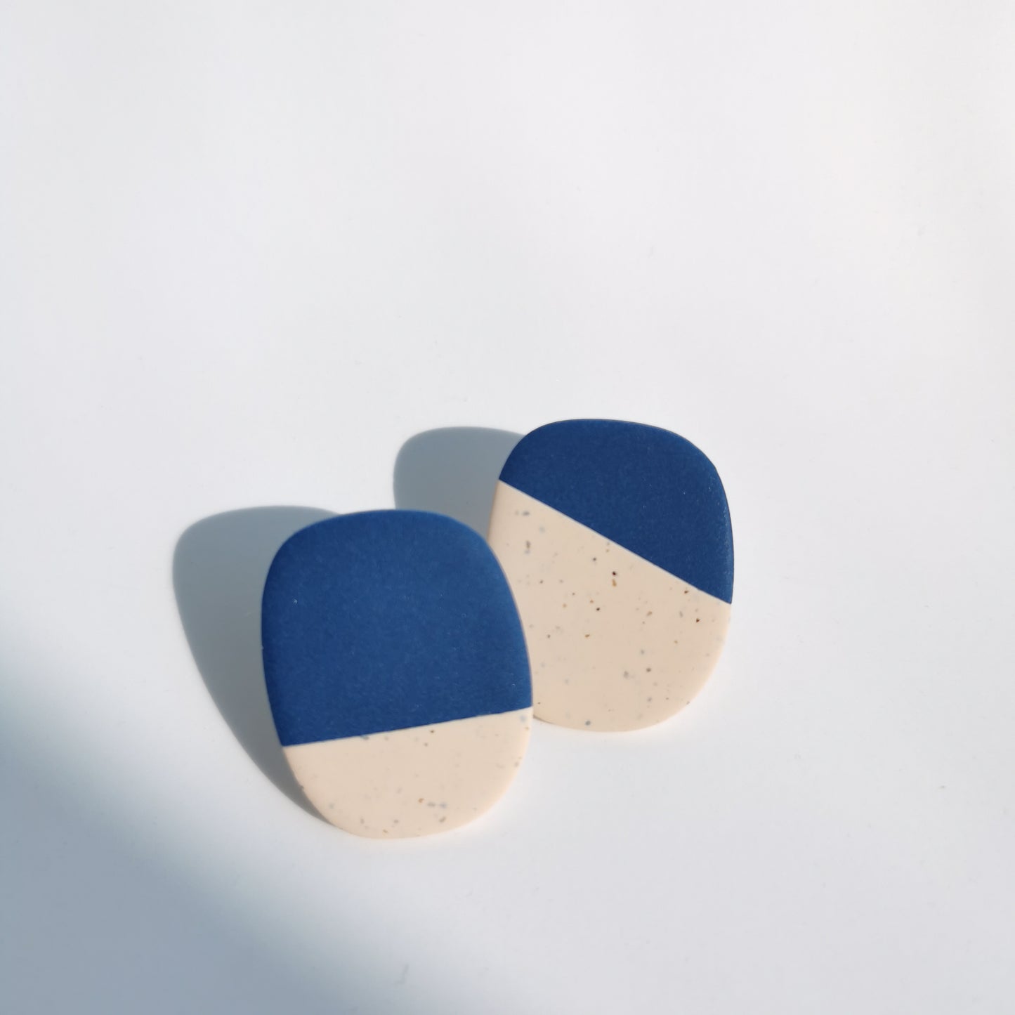 Two-tone colour stud