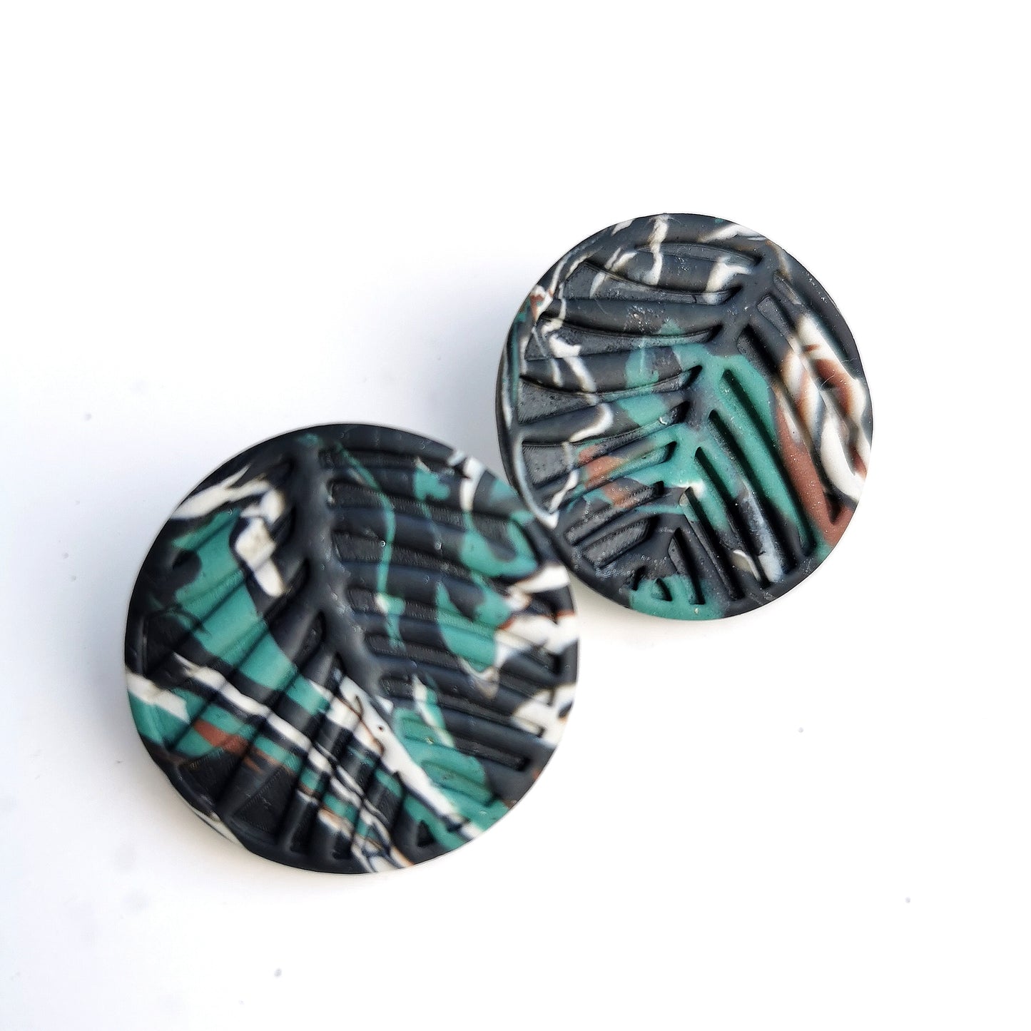 'Jungle' embossed maxistud