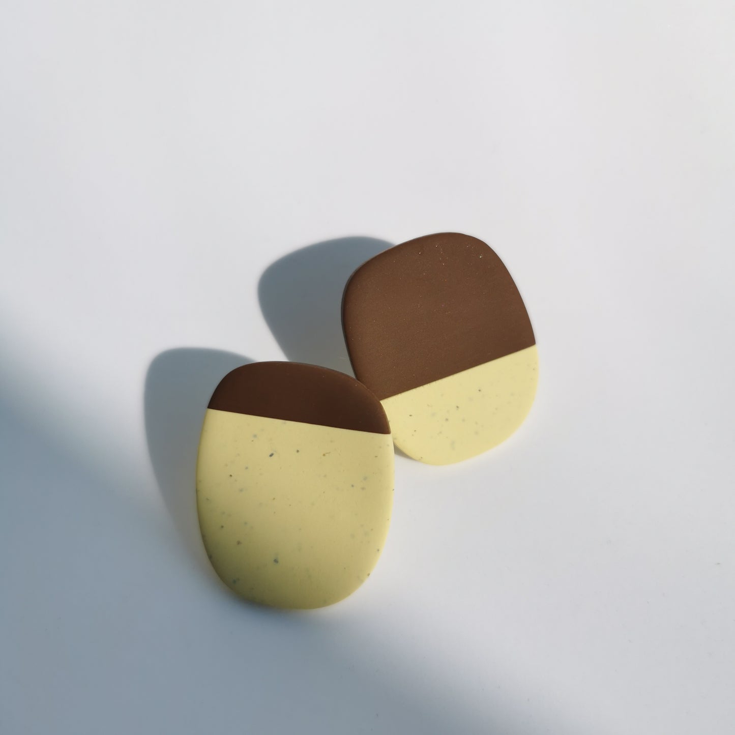 Two-tone colour stud