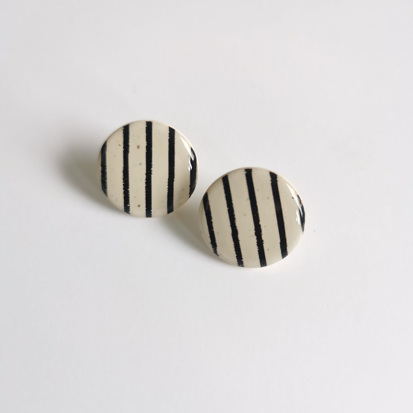 STRIPED simple stud