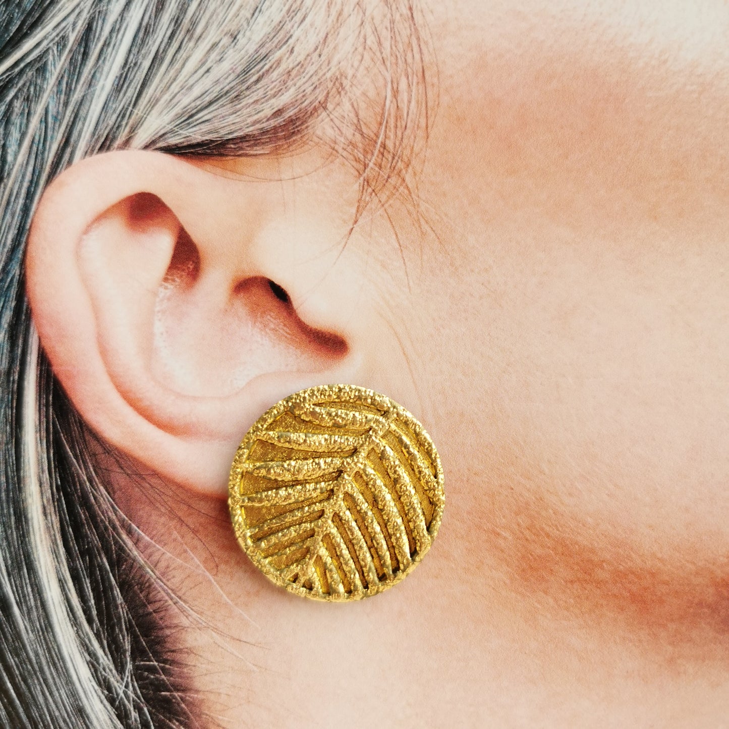 'Jungle' embossed maxistud