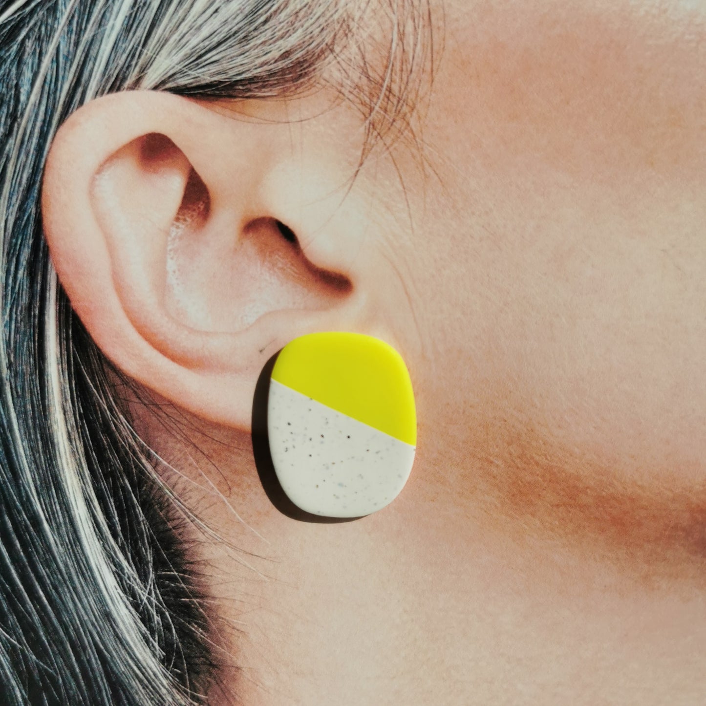 Two-tone colour stud