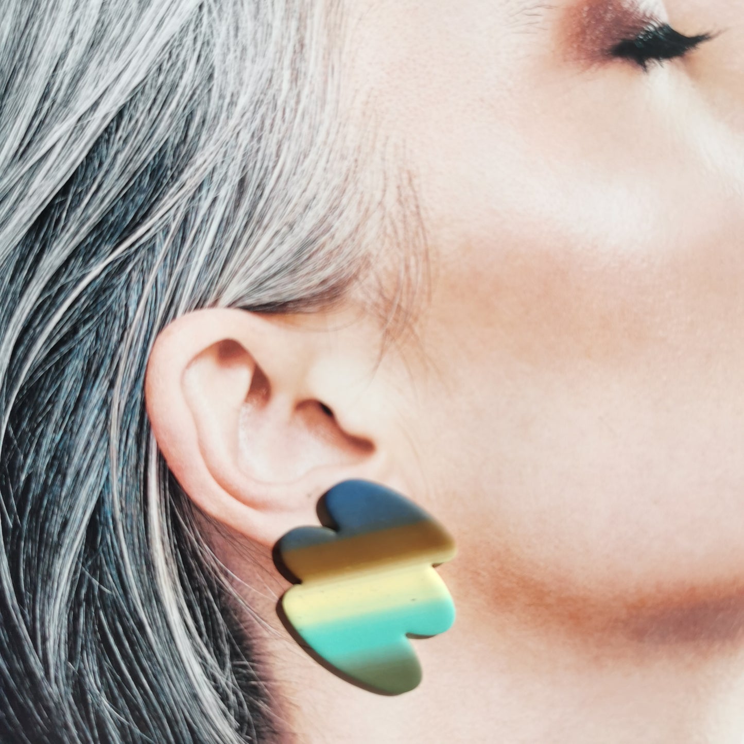 Statement swirl stud