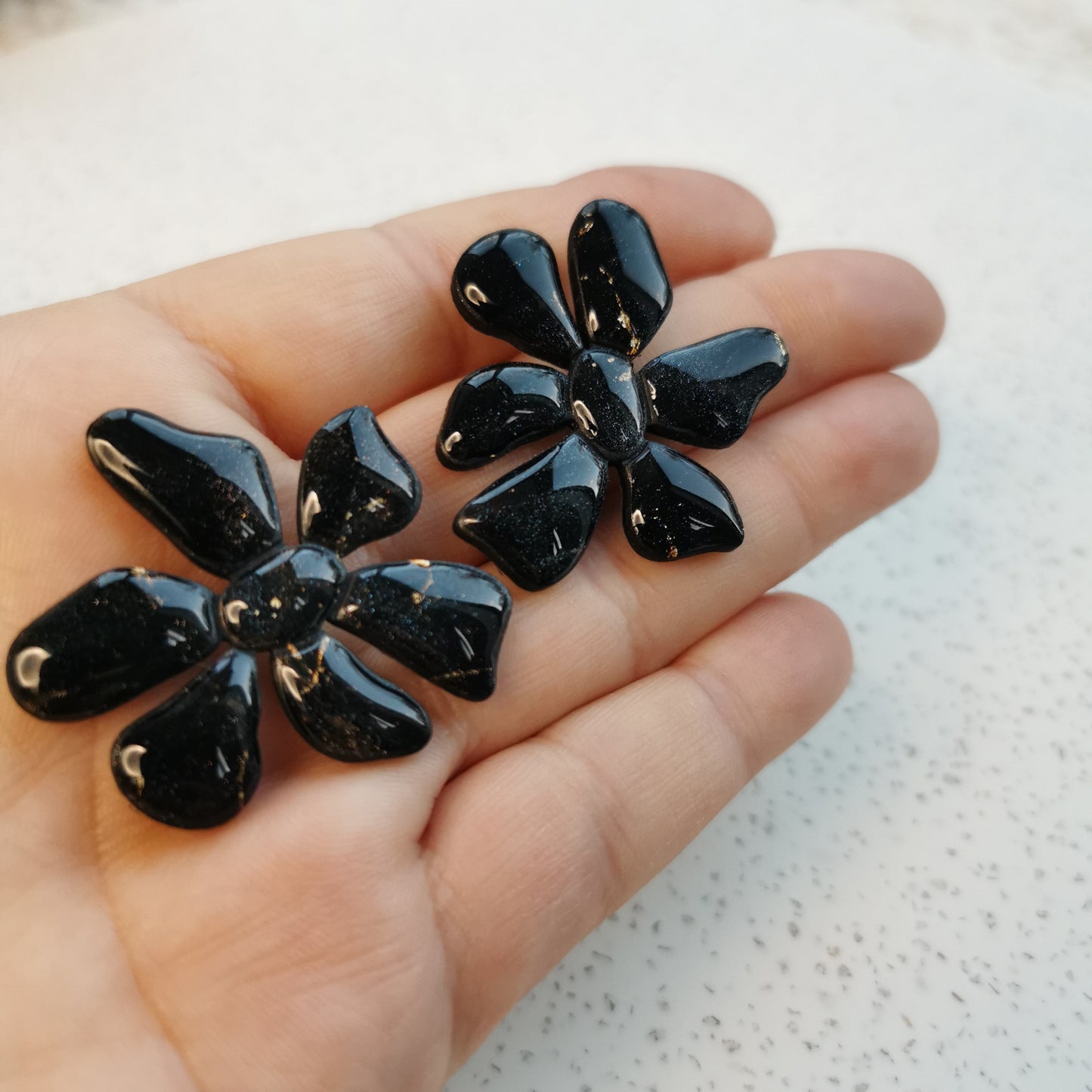 Black flower maxistud