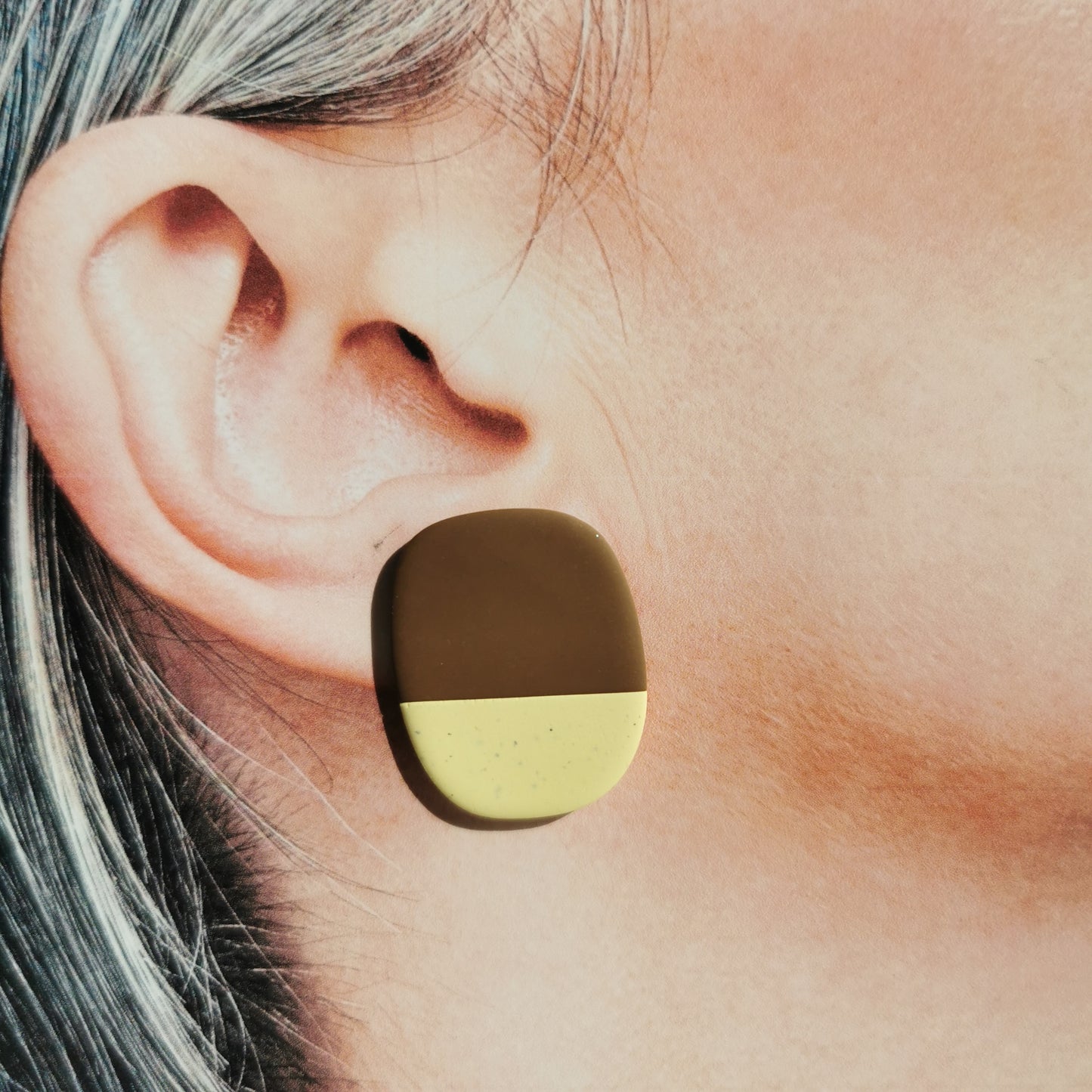 Two-tone colour stud