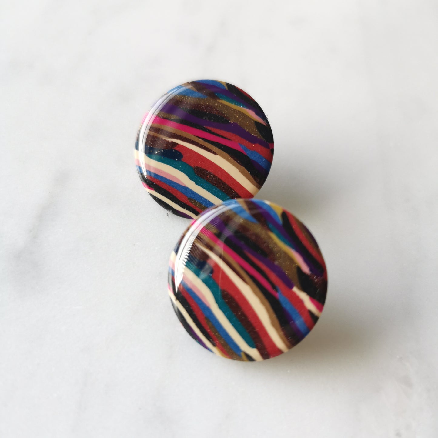 Swirl striped stud