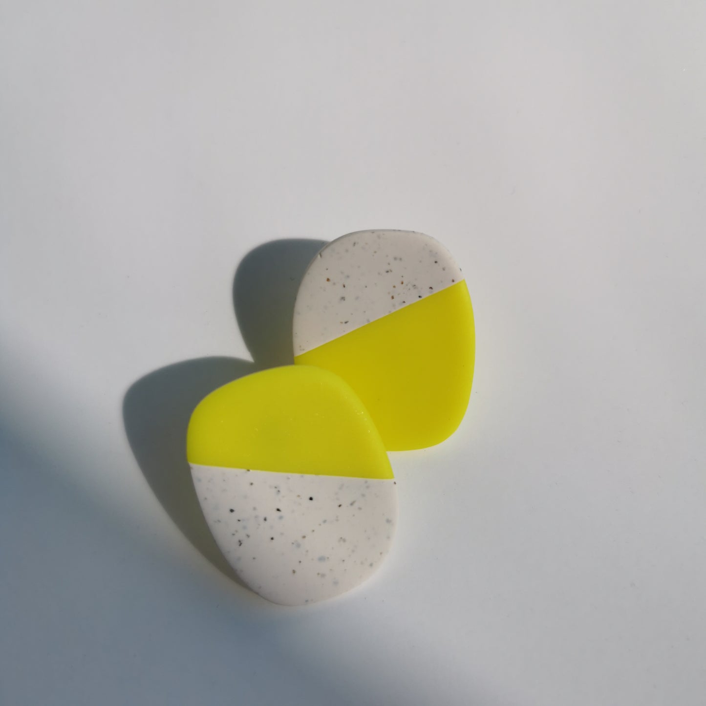 Two-tone colour stud