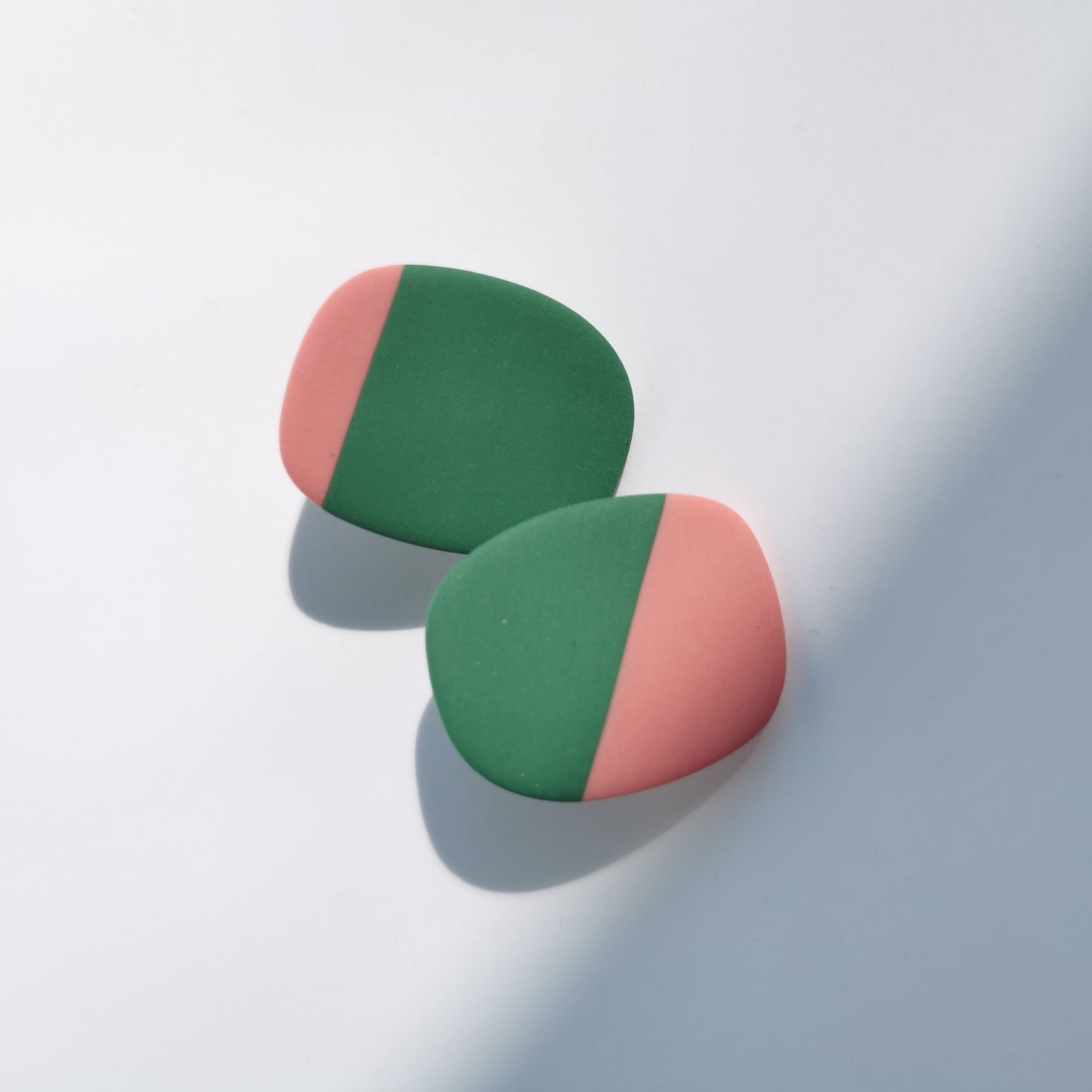 Two-tone colour stud