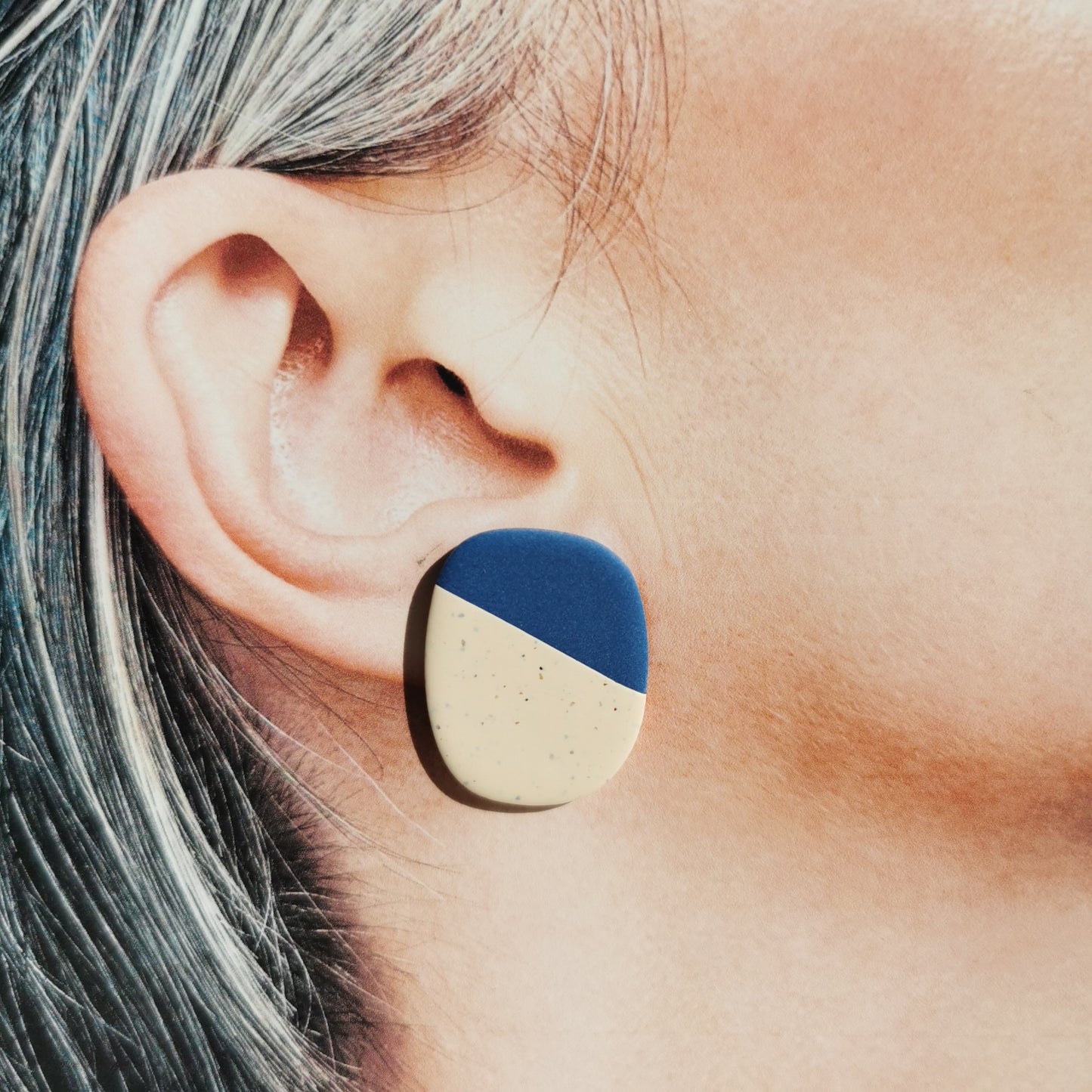 Two-tone colour stud