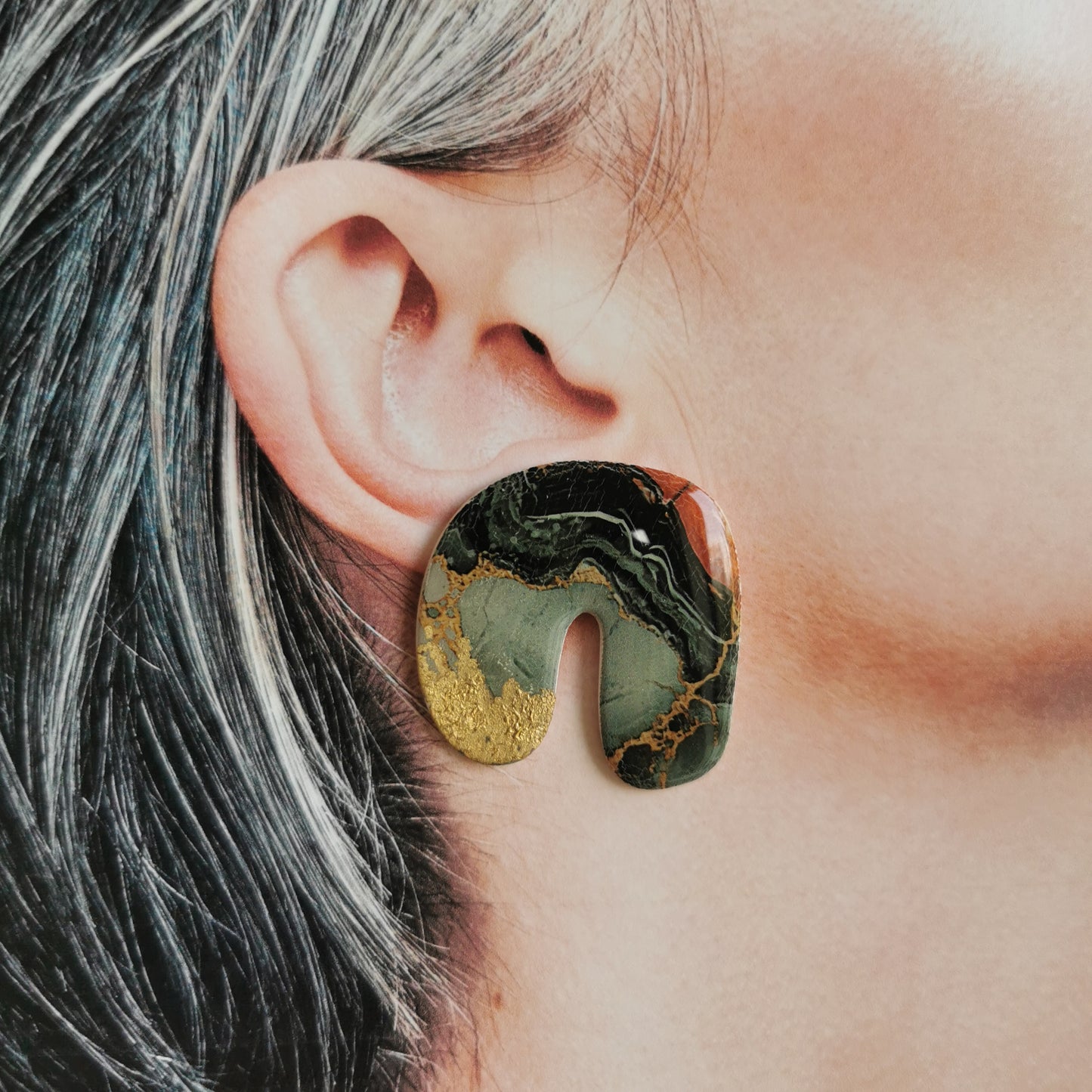 Bold arch statement stud