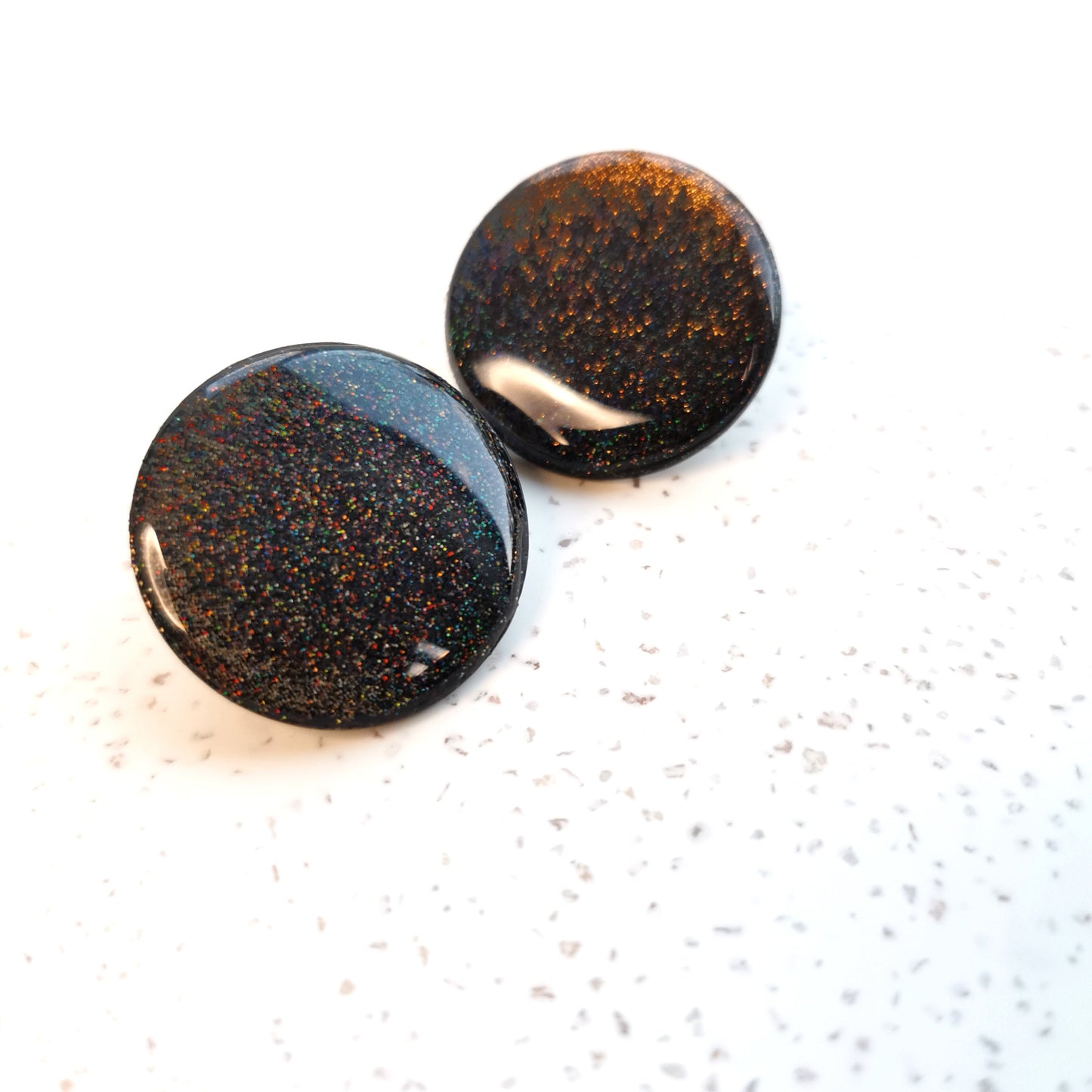 Dark hologram maxistud