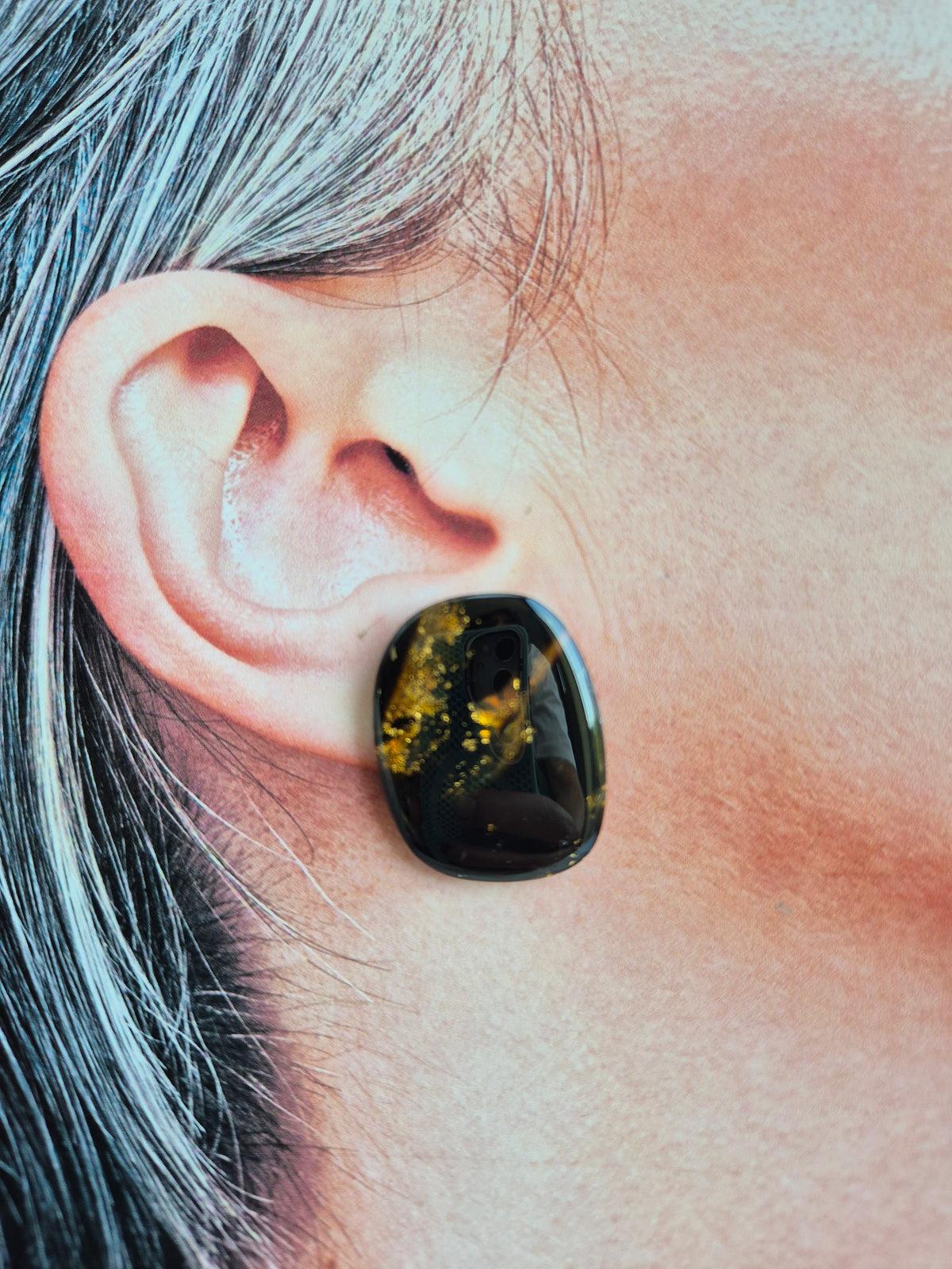 Amber black stud
