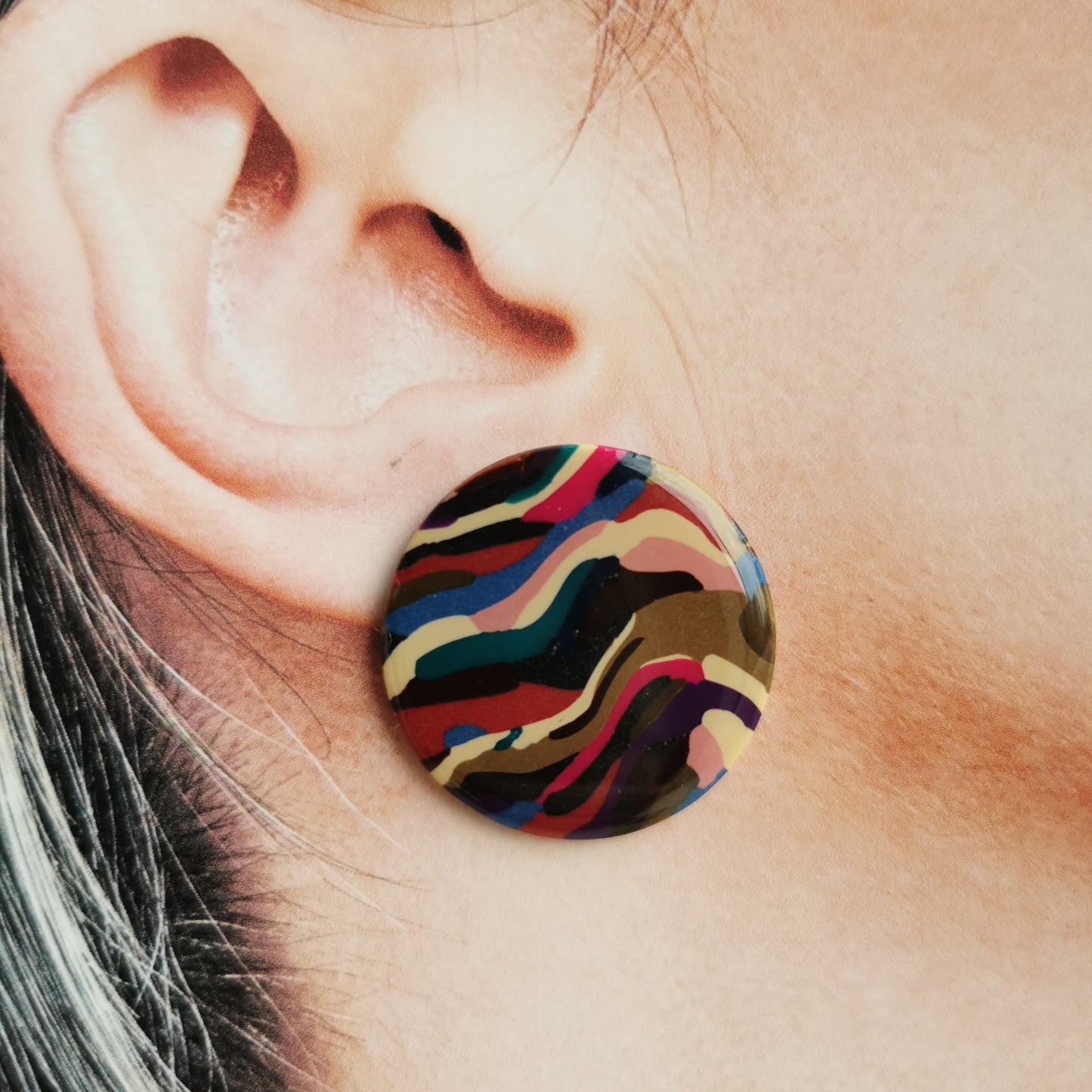 Swirl striped stud