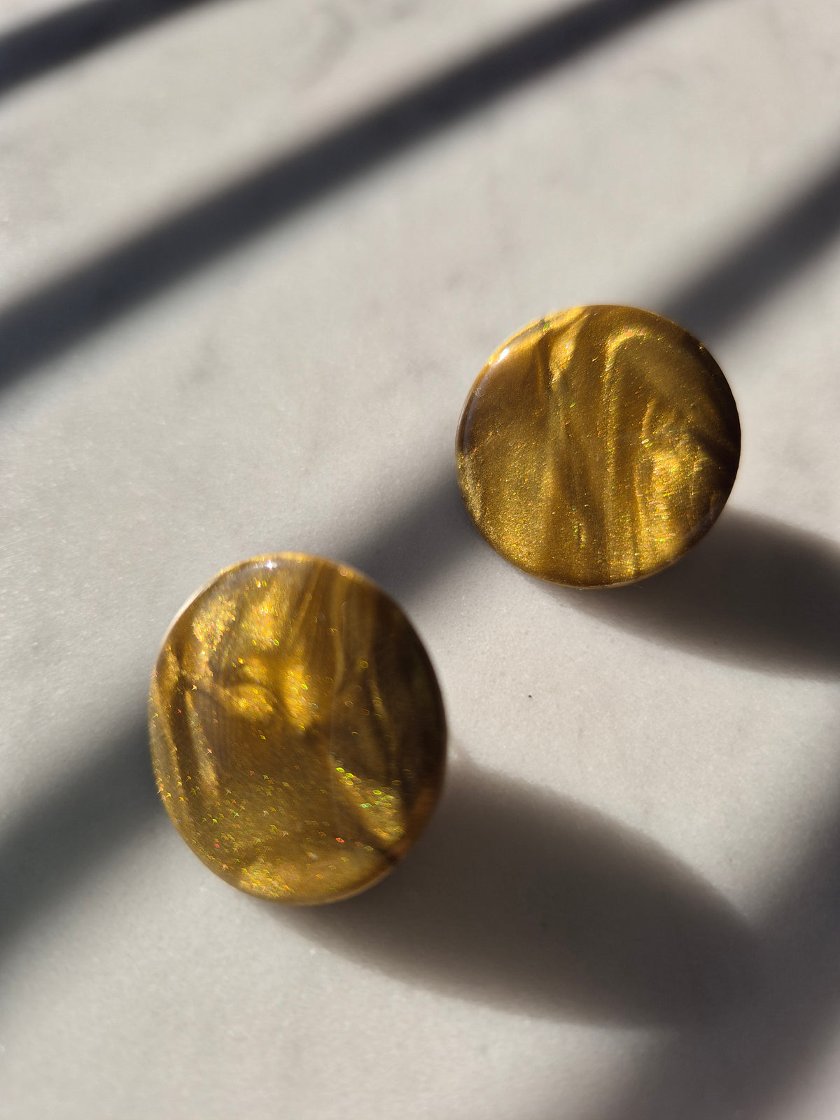 Gold swirl stud