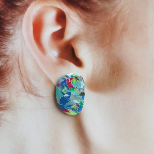 Multicolour pebble stud.