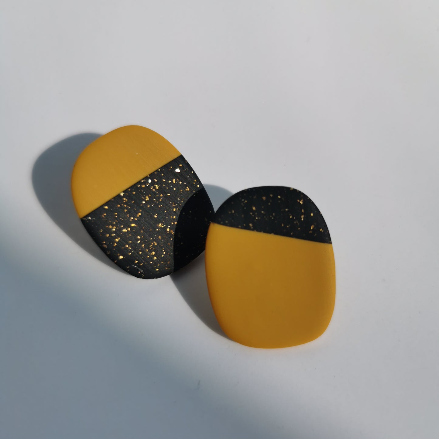Two-tone colour stud