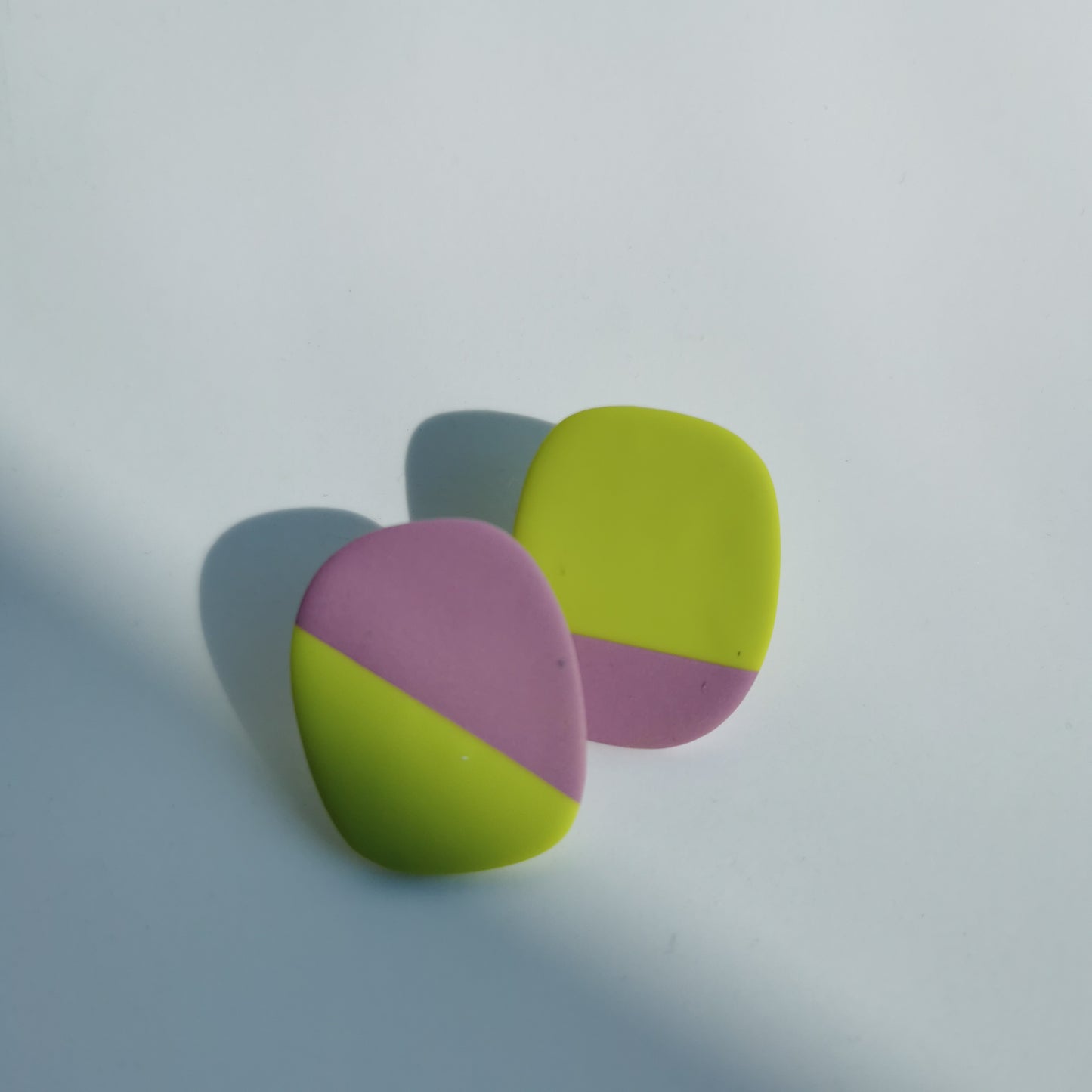 Two-tone colour stud