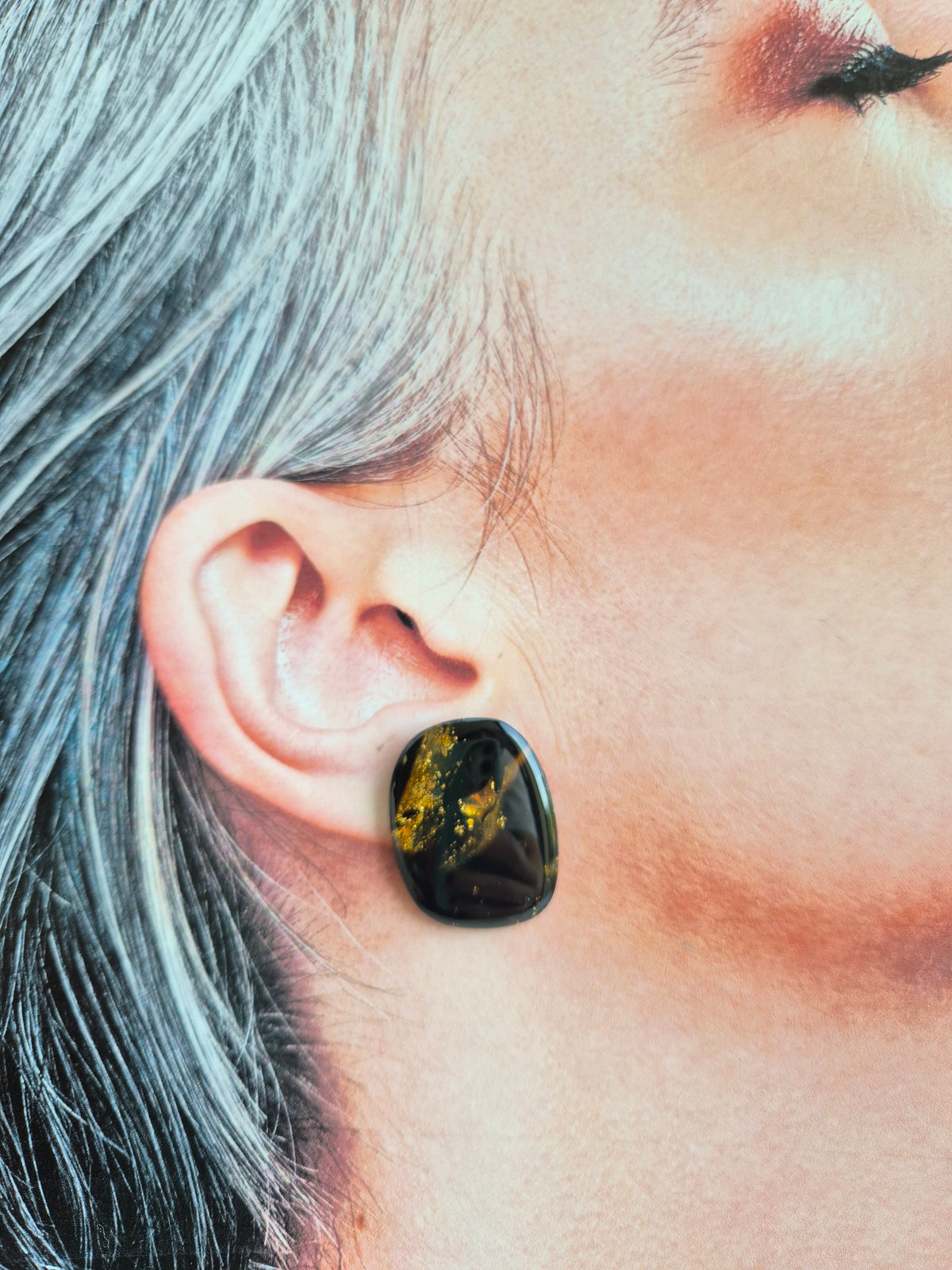 Amber black stud