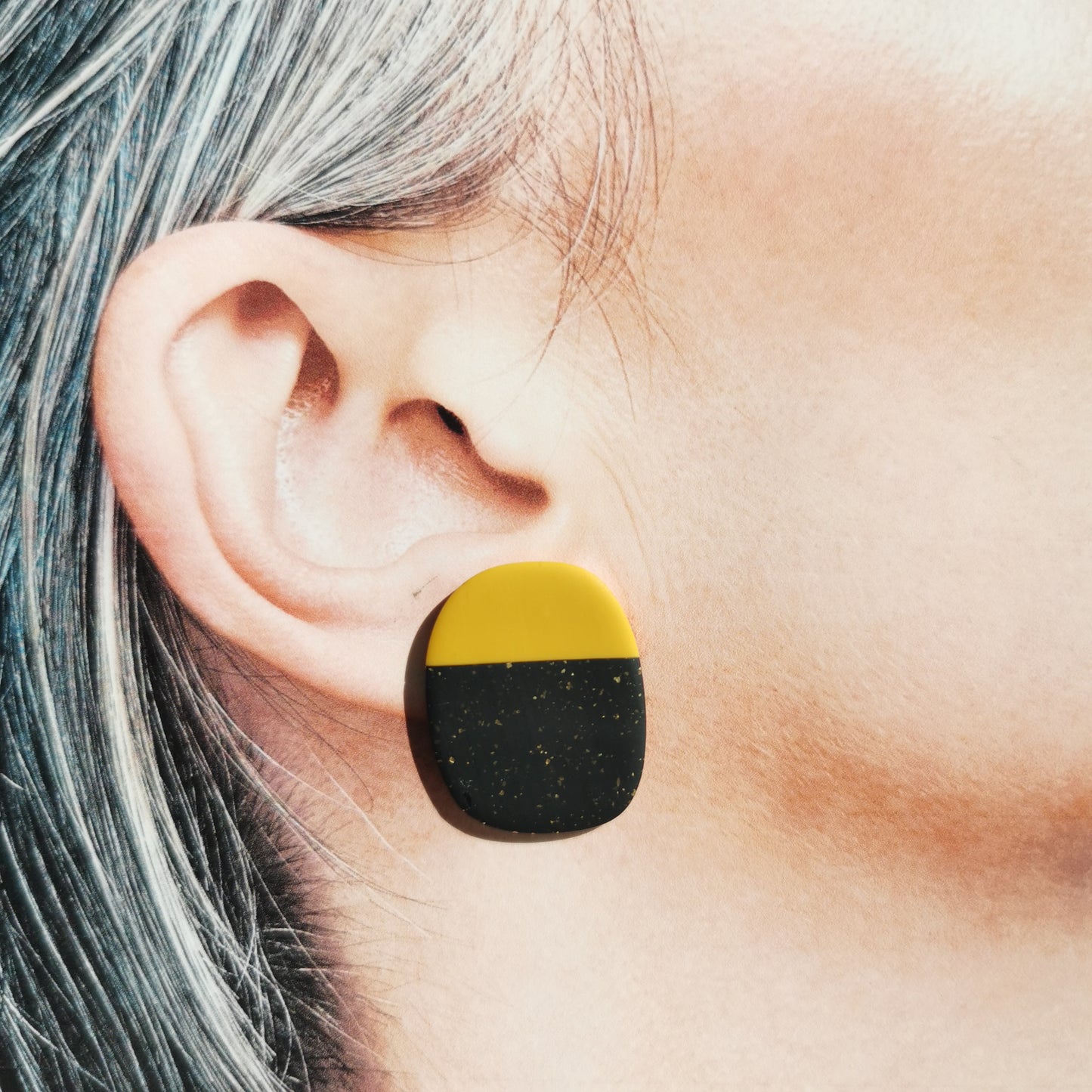 Two-tone colour stud