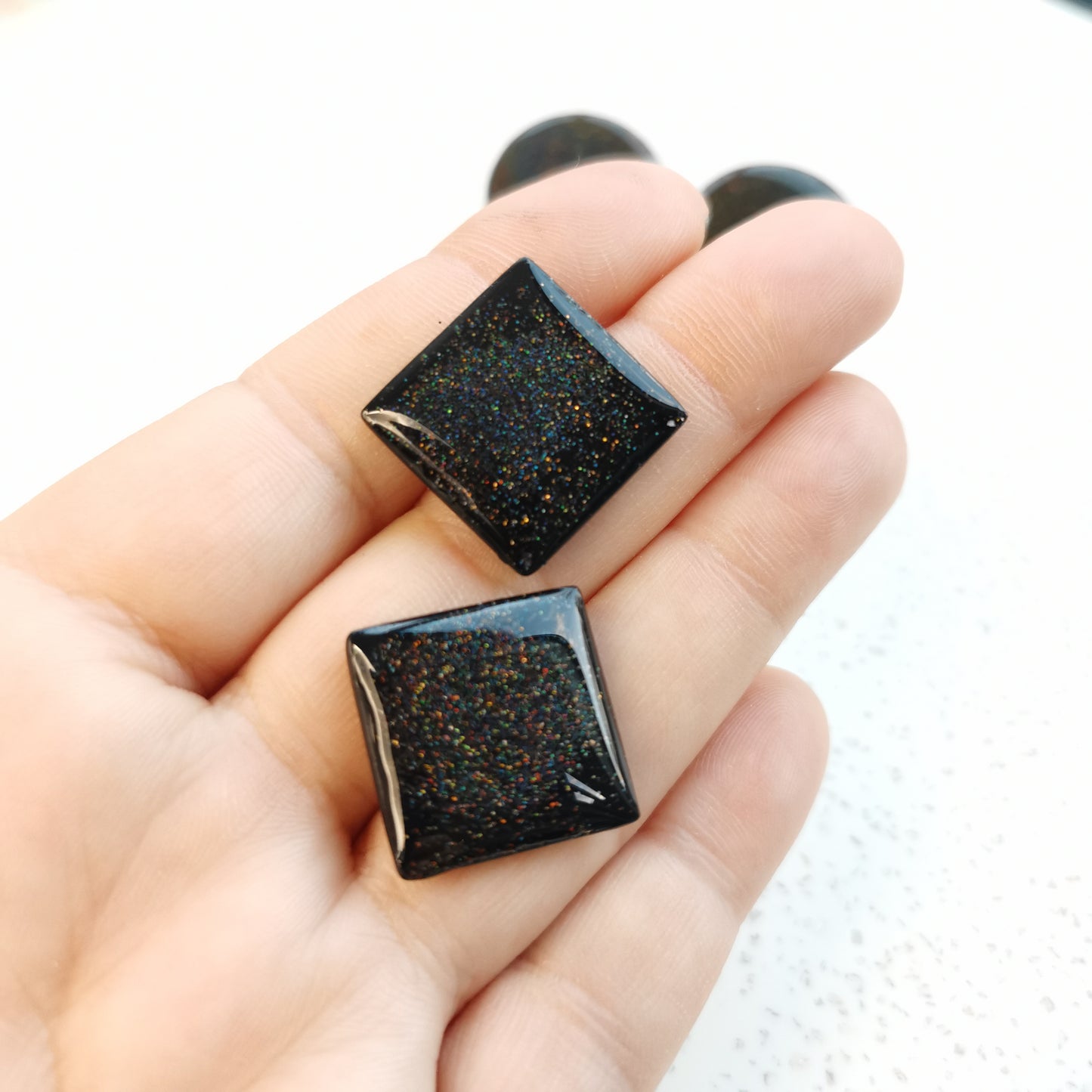 Dark hologram maxistud