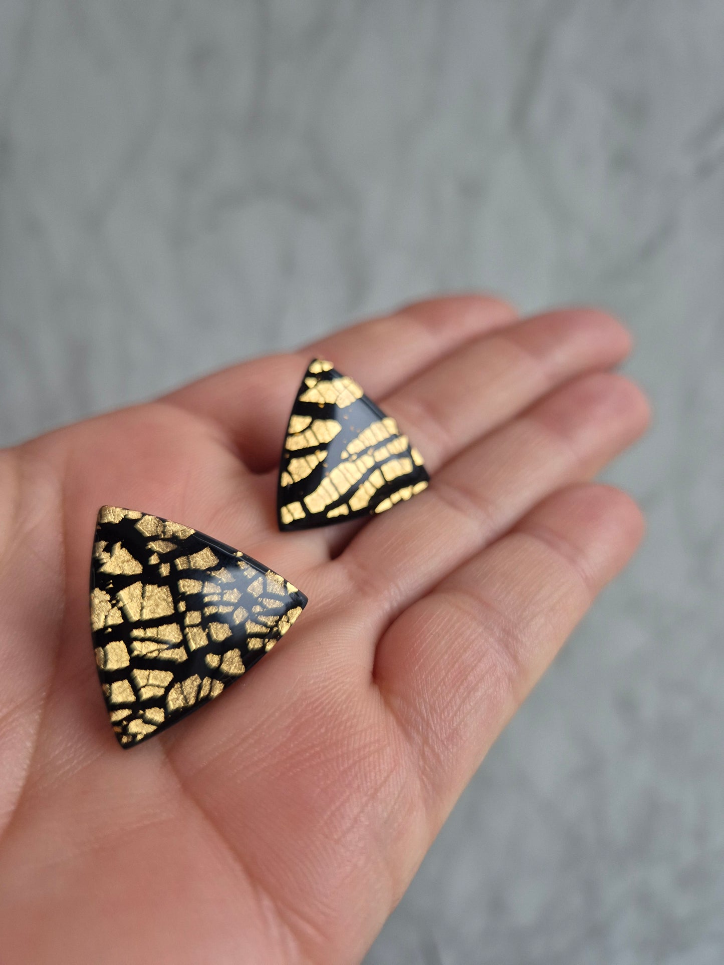 Crackle stud