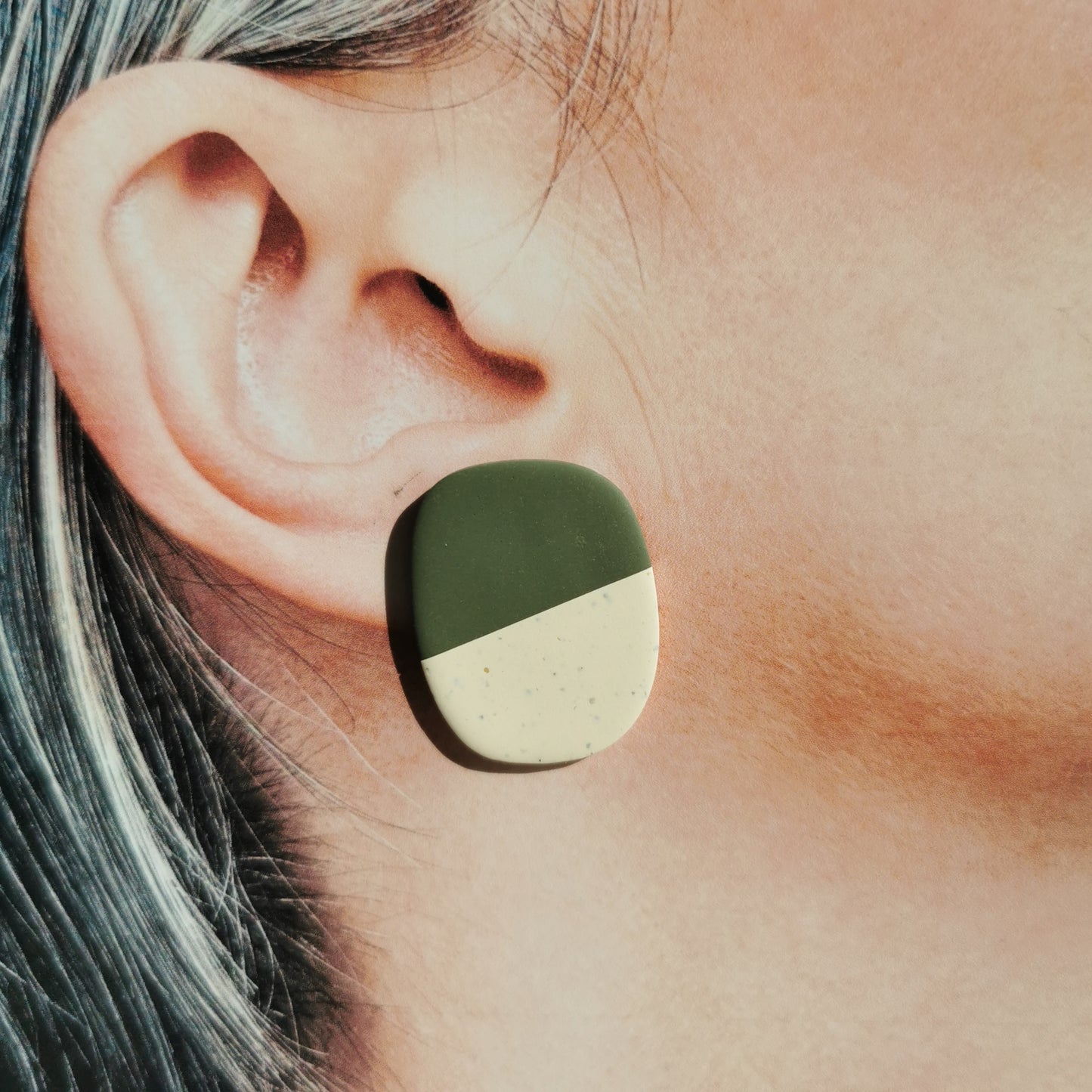 Two-tone colour stud